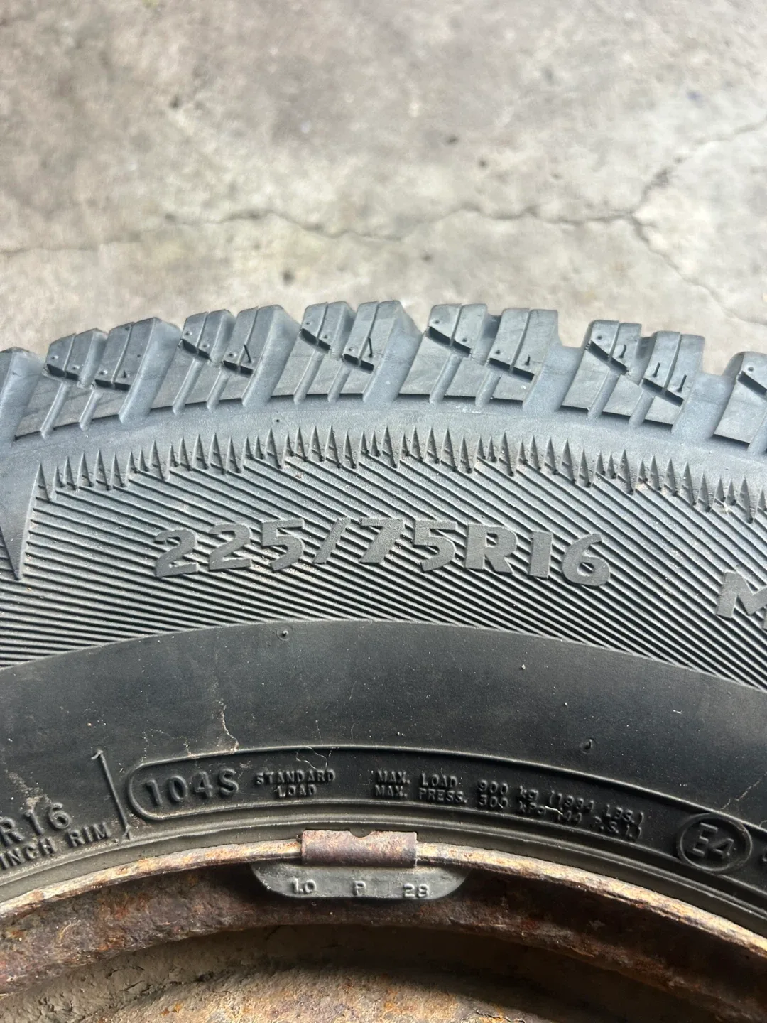 Set of 4 Winter Tires 225/75R16 image indicator(9)