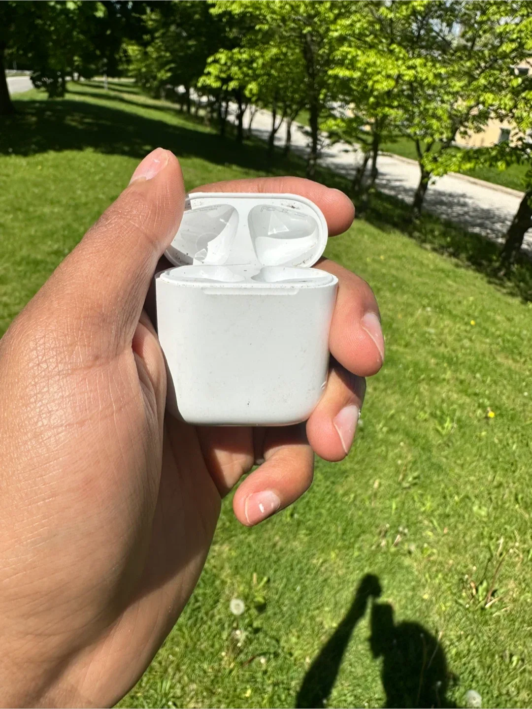 Apple AirPods 2nd generation Charging Case - White image indicator(3)