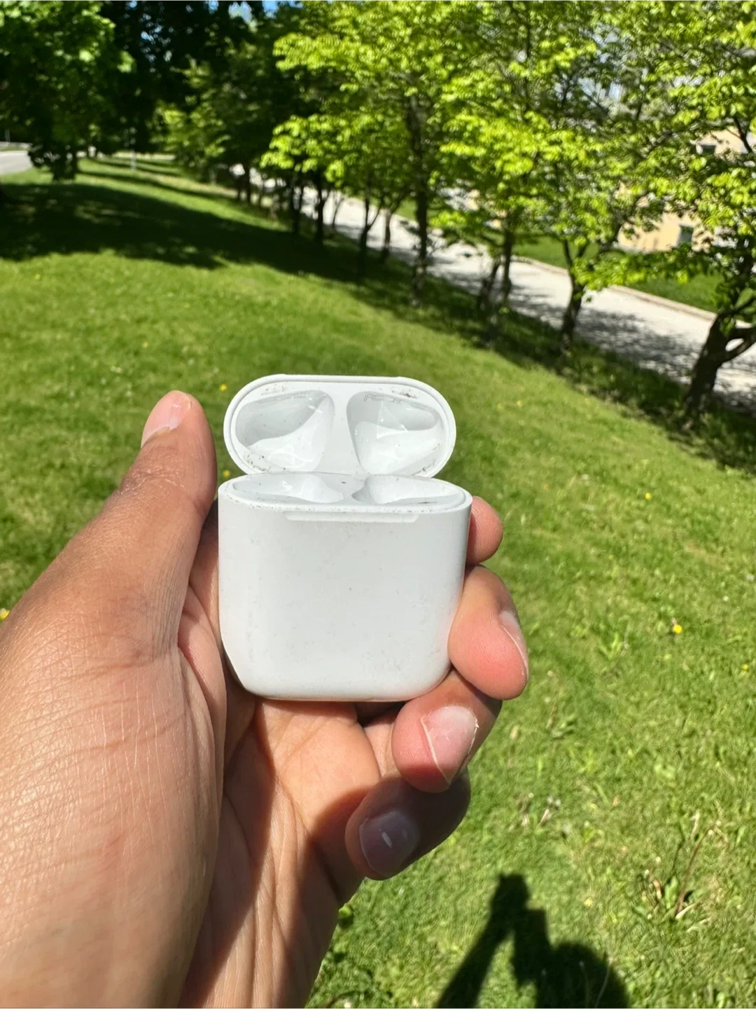 Apple AirPods 2nd generation Charging Case - White image indicator(2)