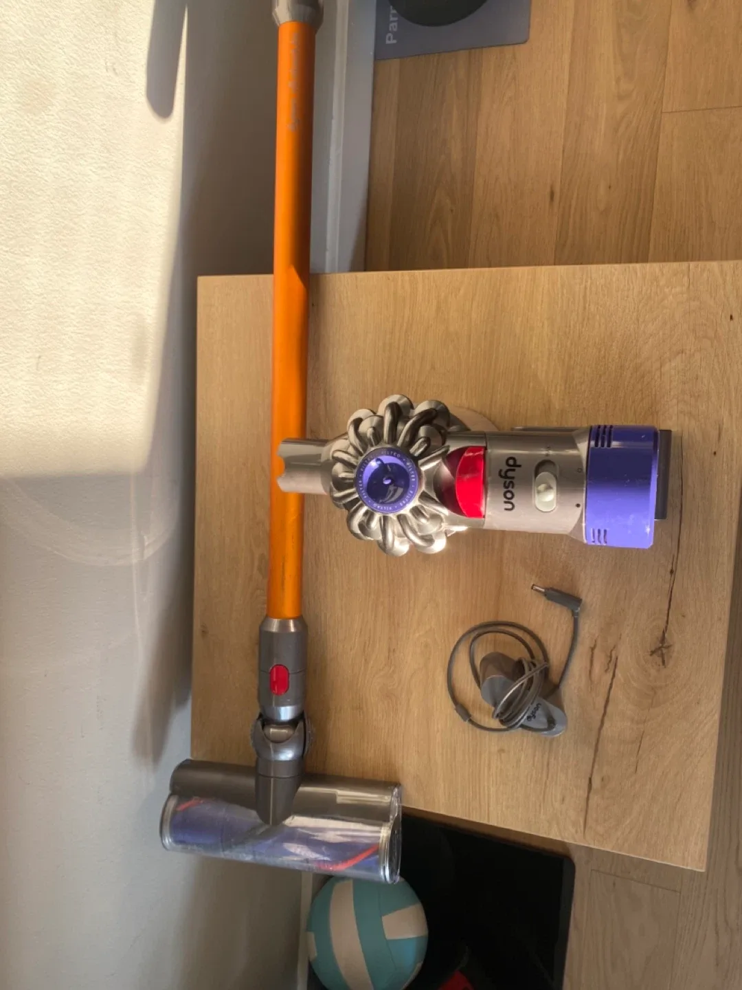 Dyson V8 Absolute Vacuum with Attachments image indicator(5)