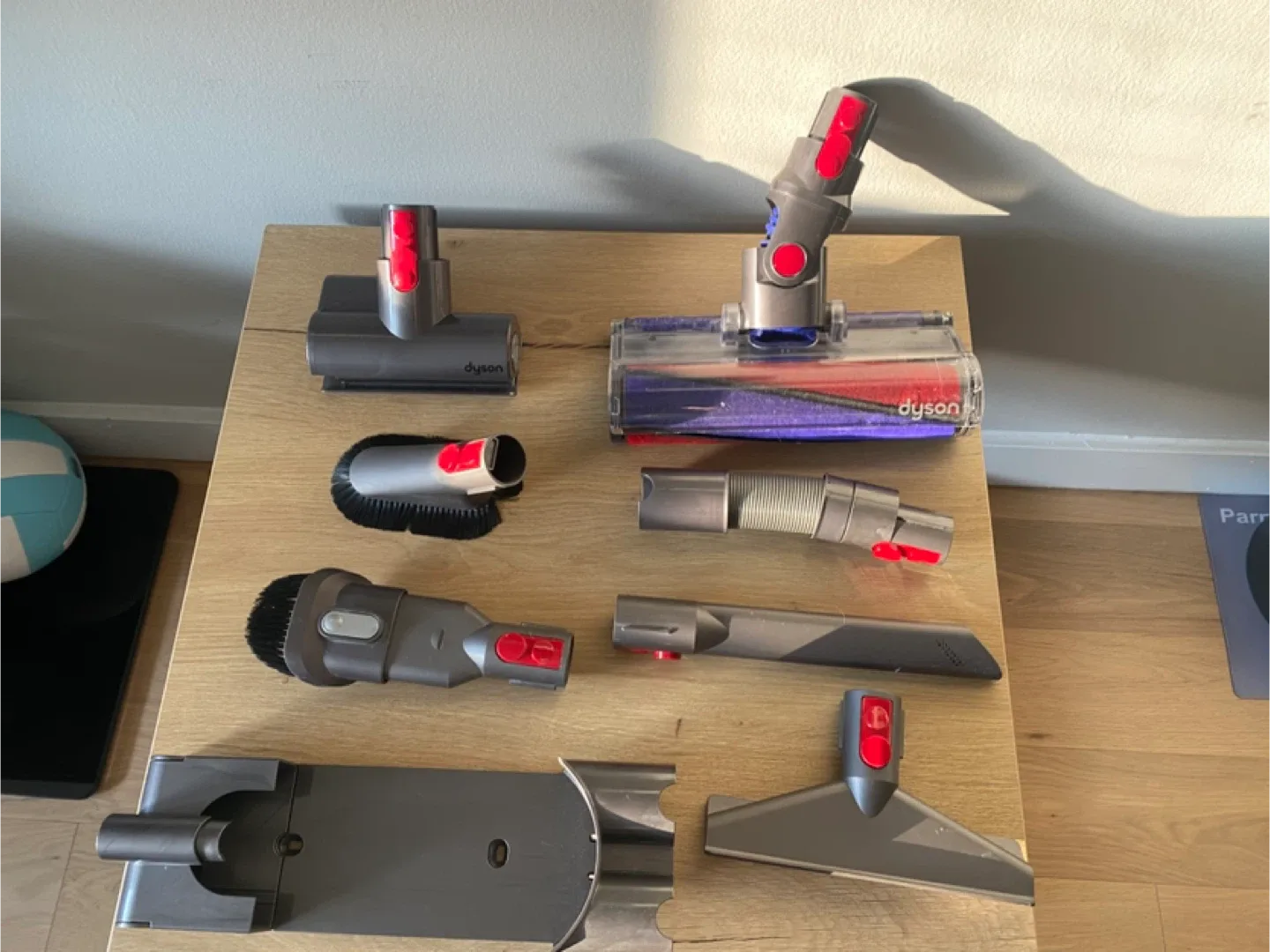 Dyson V8 Absolute Vacuum with Attachments image indicator(2)