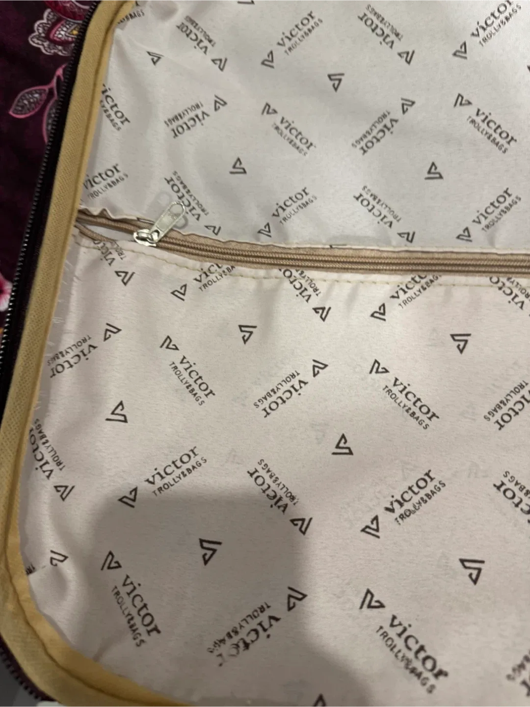 Victor Trolly Bags Suitcase Cabin Bag image indicator(3)