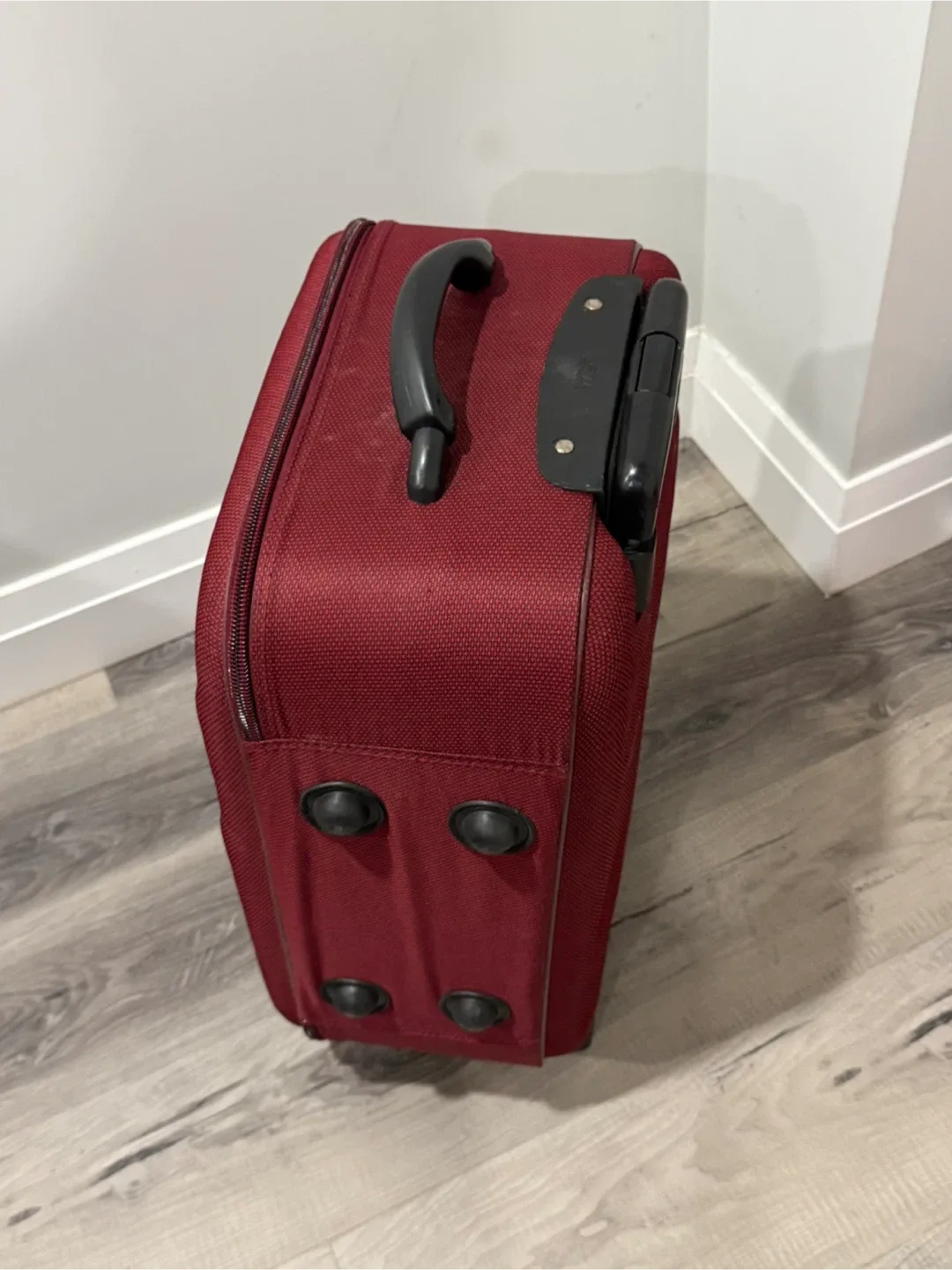 Victor Carry-On Suitcase - Burgundy image indicator(6)