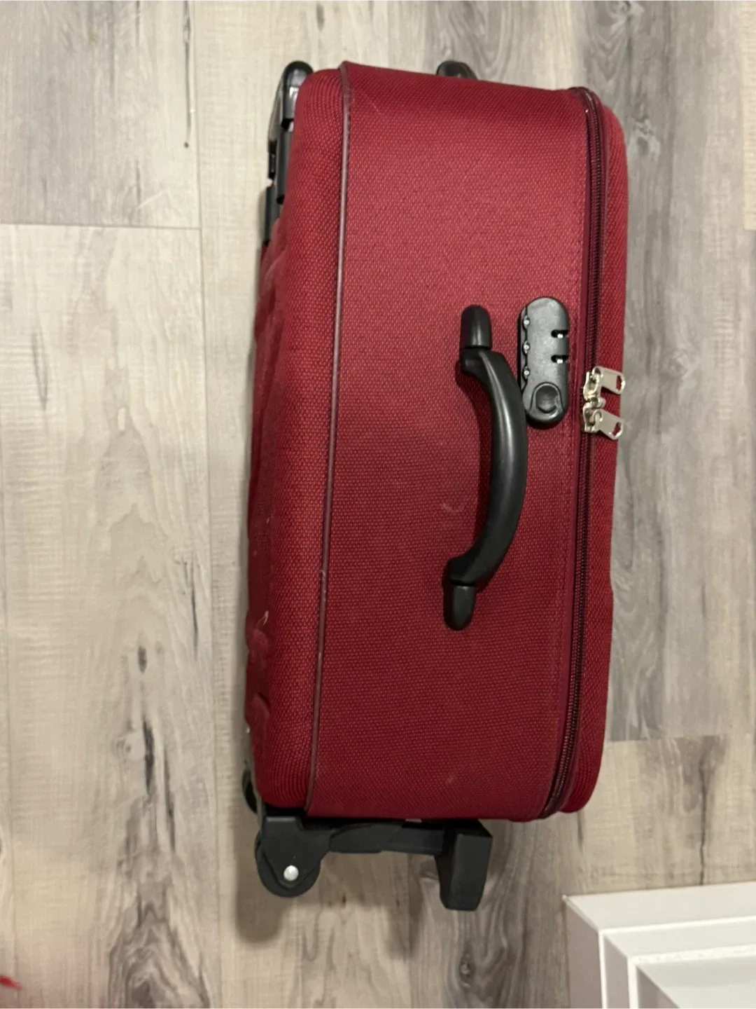 Victor Carry-On Suitcase - Burgundy image indicator(3)