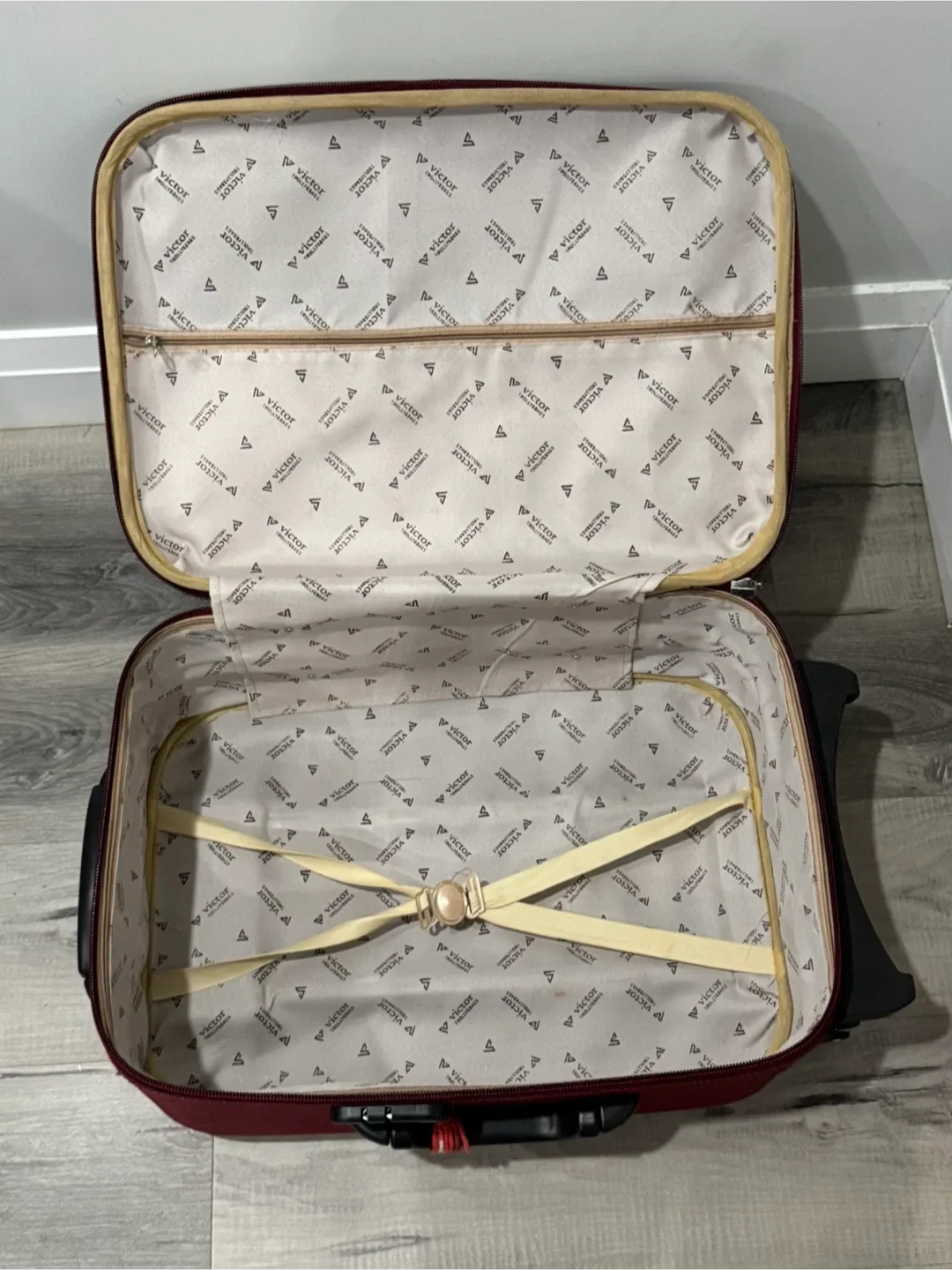 Victor Carry-On Suitcase - Burgundy image indicator(2)