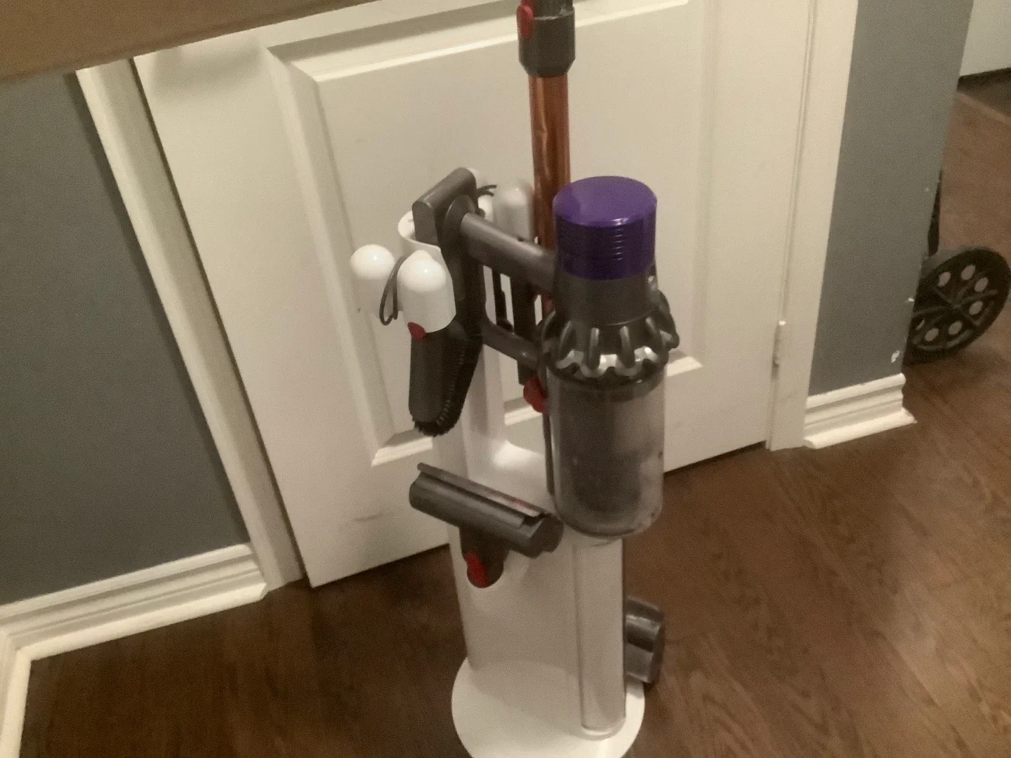 Dyson V10 Cordless Vacuum with Dock image indicator(2)