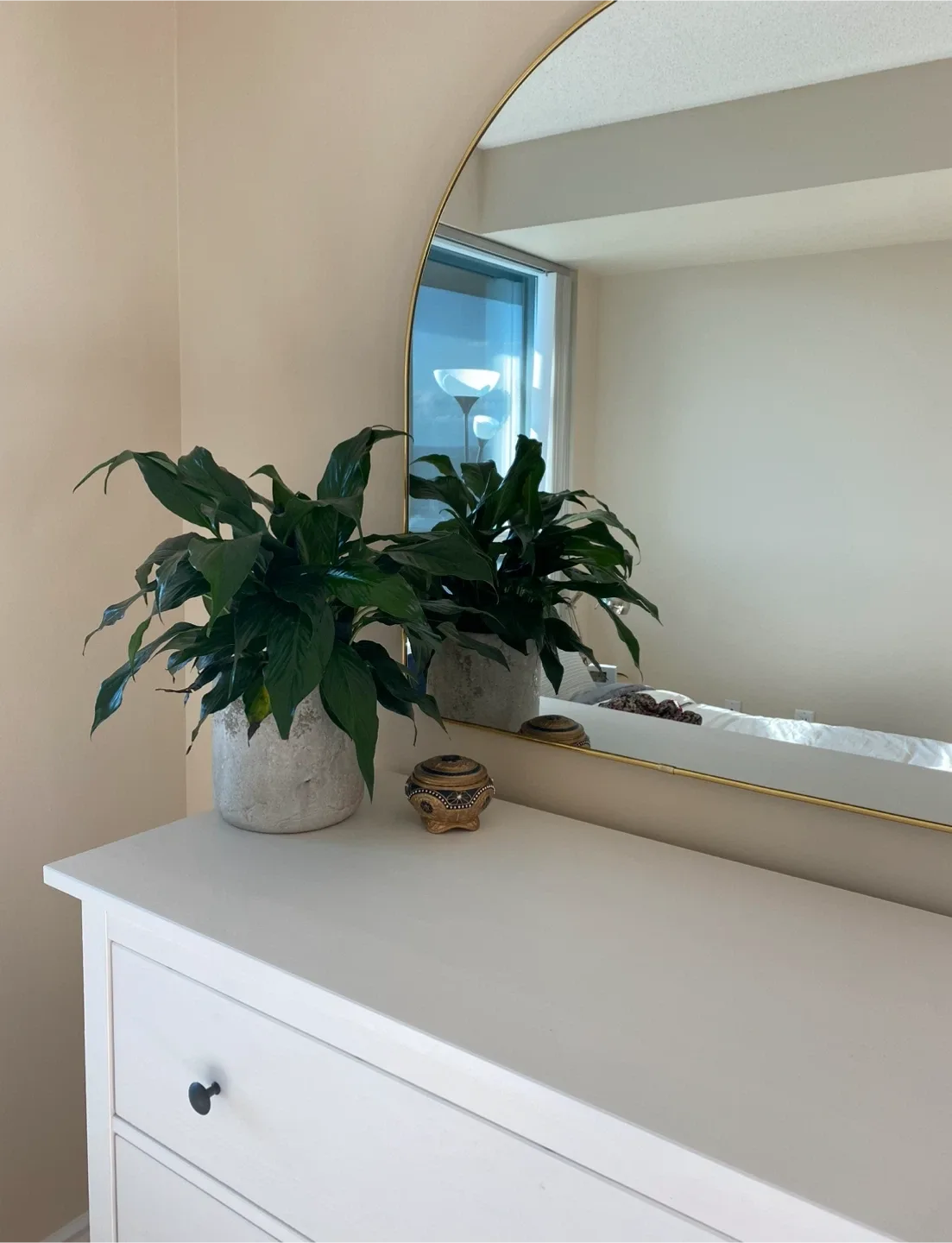 Selling a decorative stone pot thumbnail