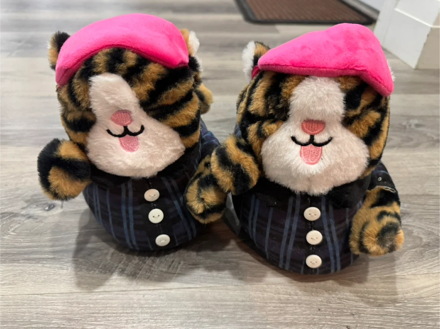 Tiger Character Slippers with Pink Beret image indicator(4)