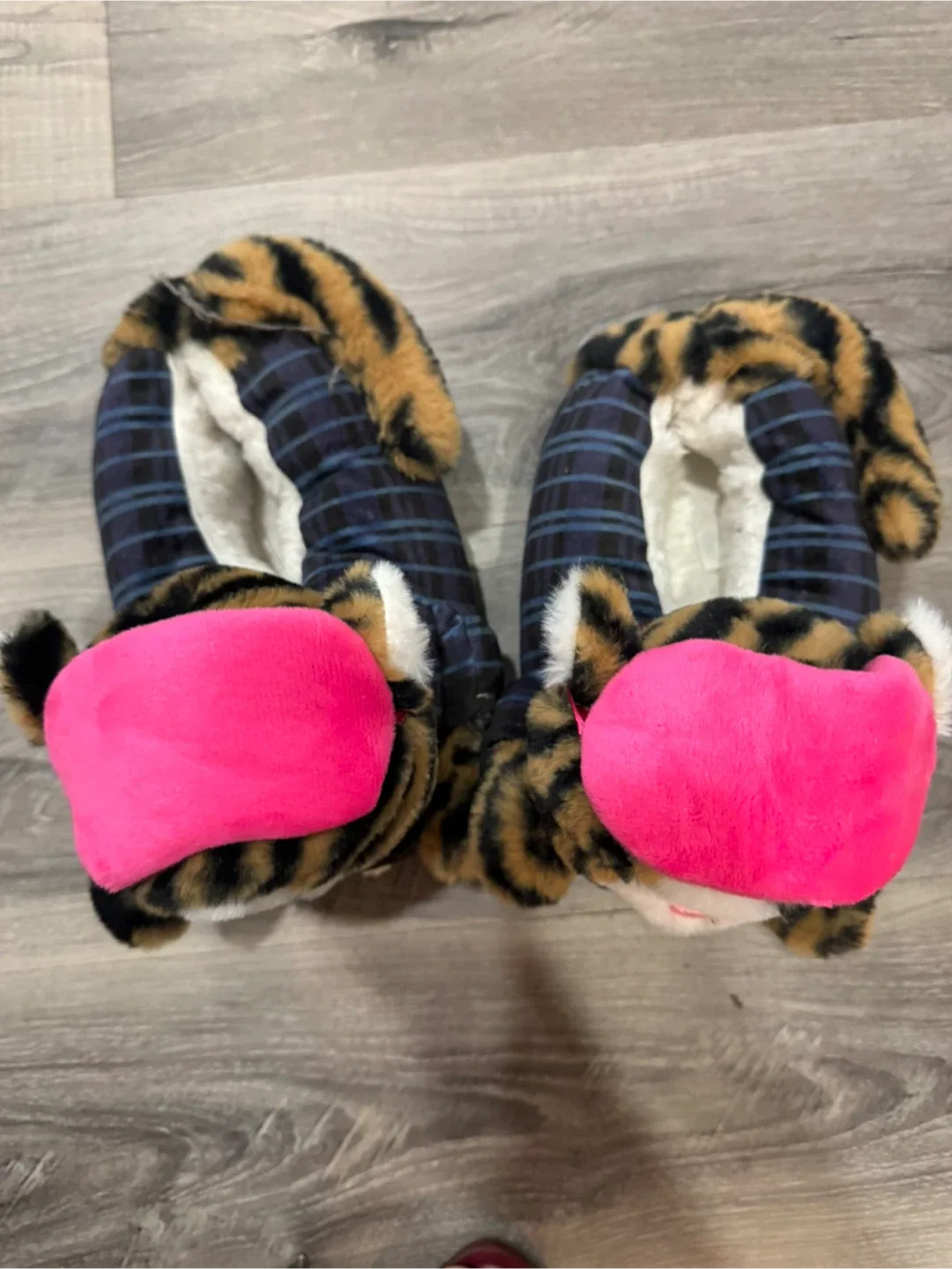 Tiger Character Slippers with Pink Beret image indicator(2)