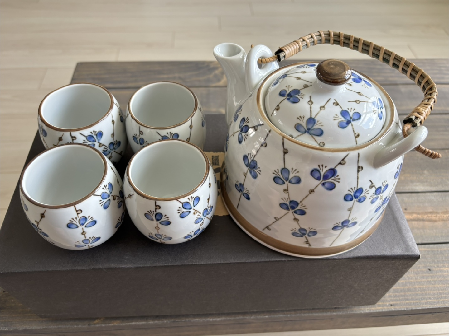 Floral Tea Set with Teapot & 4 Cups - Like New!