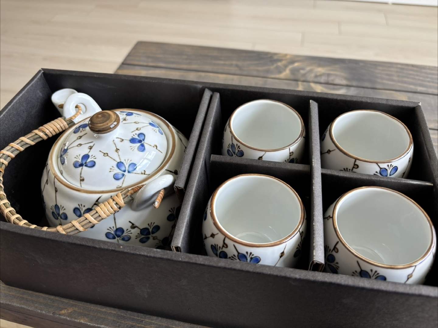 Floral Tea Set with Teapot & 4 Cups - Like New! - photo 4