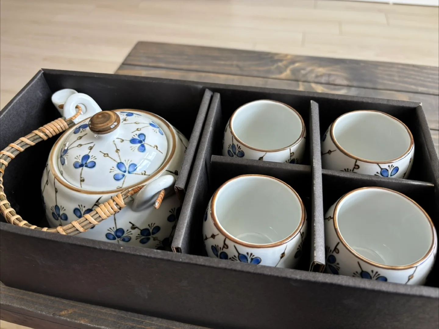 Floral Tea Set with Teapot & 4 Cups - Like New! image indicator(4)
