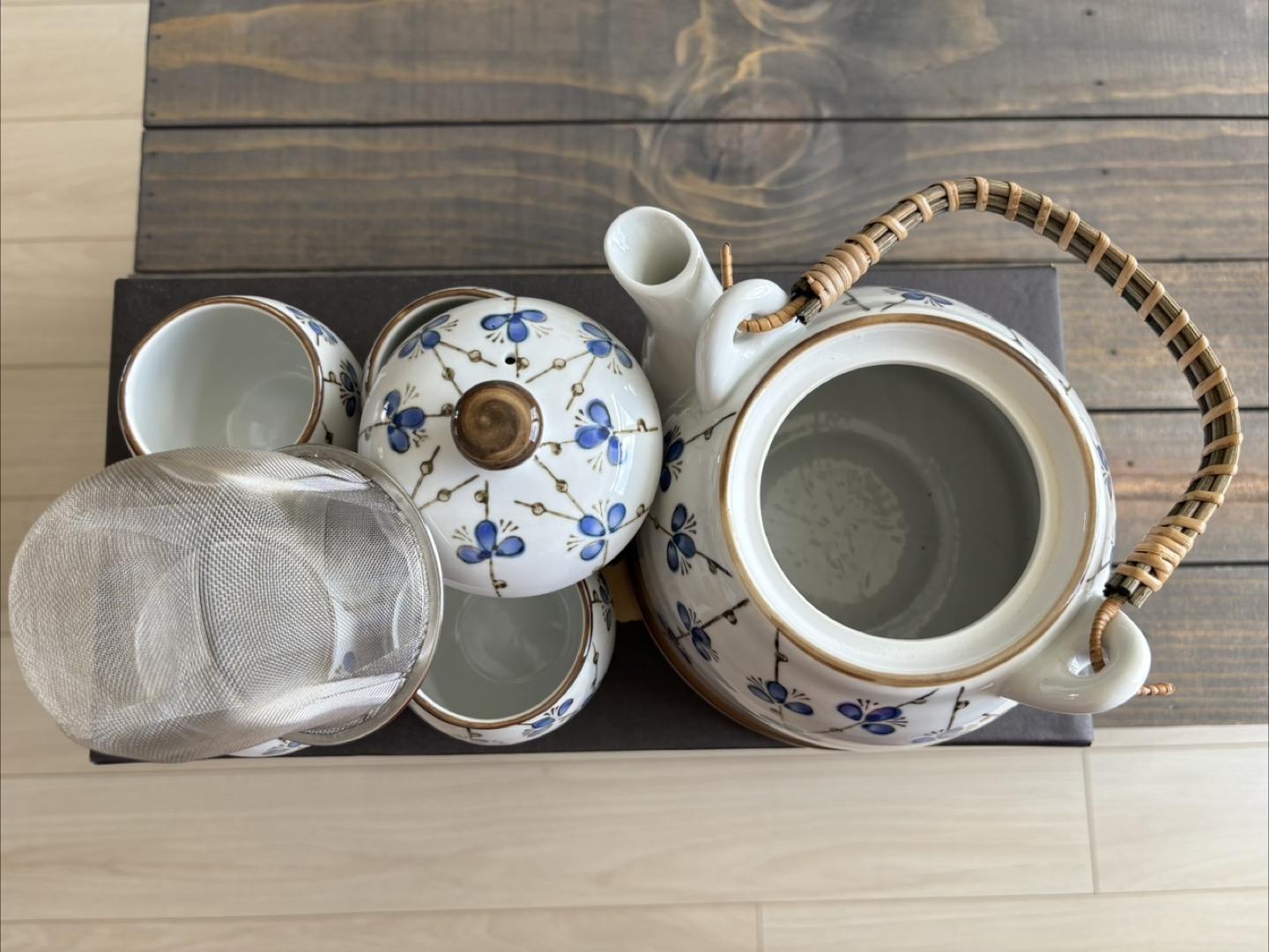 Floral Tea Set with Teapot & 4 Cups - Like New! - photo 5