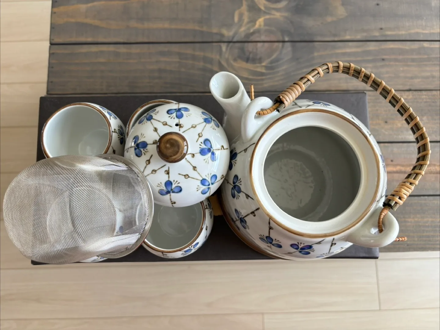 Floral Tea Set with Teapot & 4 Cups - Like New! image indicator(5)