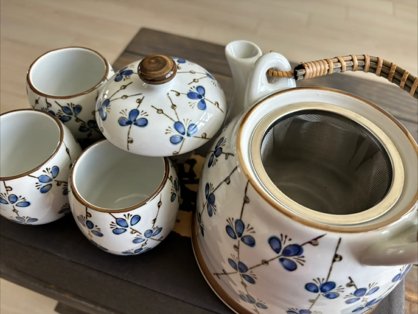 Floral Tea Set with Teapot & 4 Cups - Like New! image indicator(2)