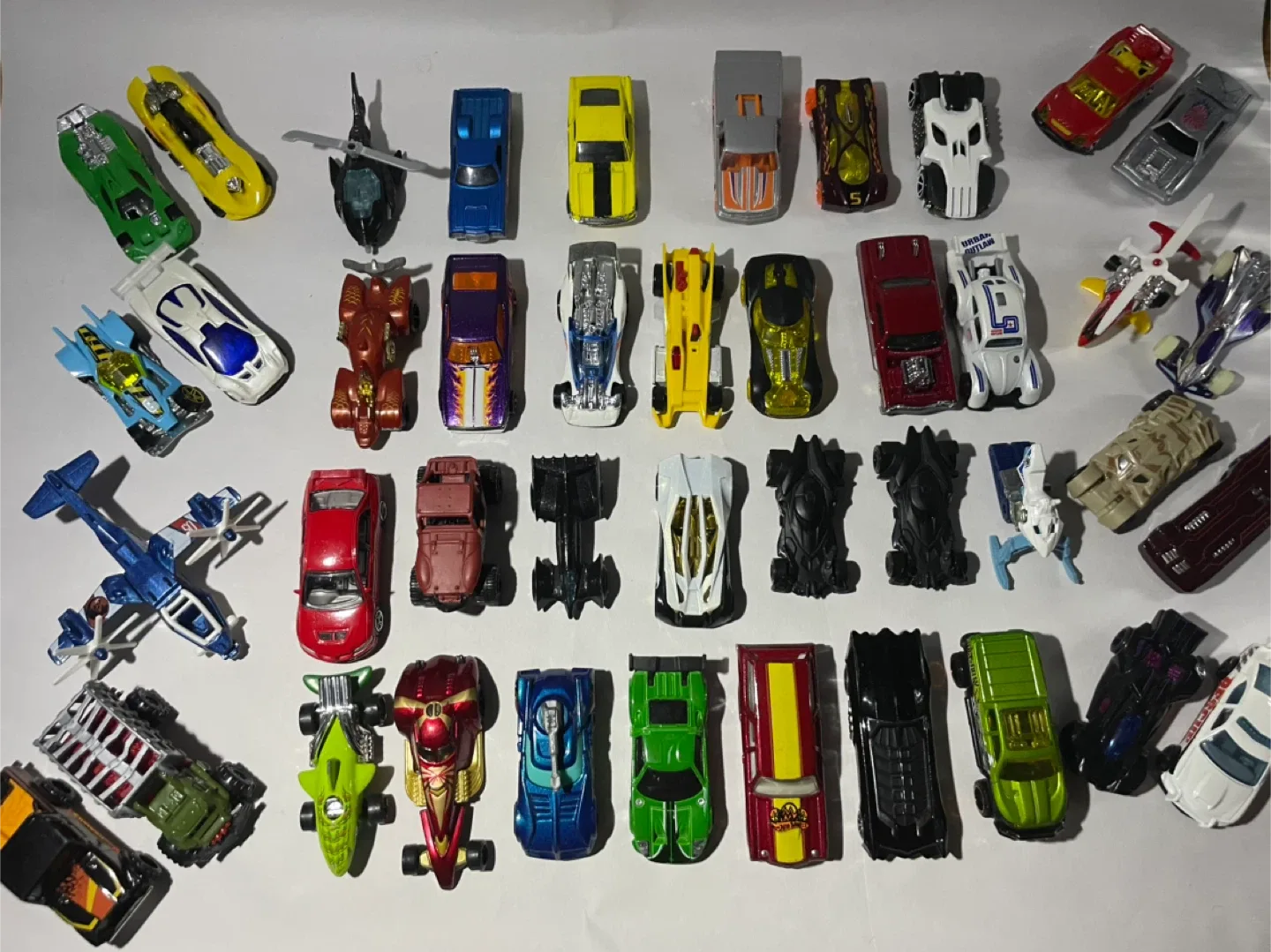 Lot of Assorted Hot Wheels Cars thumbnail