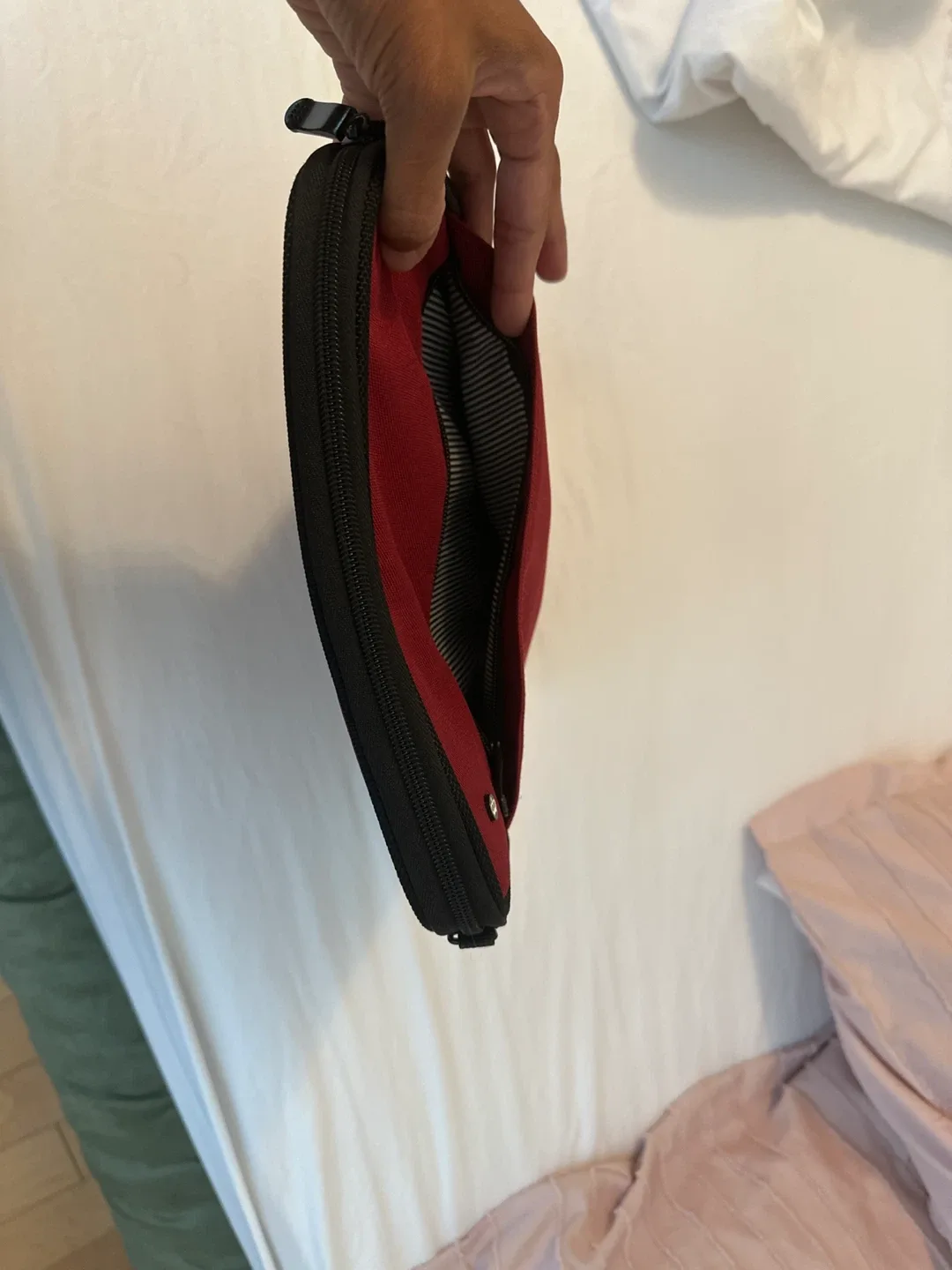 Victorinox Red Laptop Sleeve 13” image indicator(2)