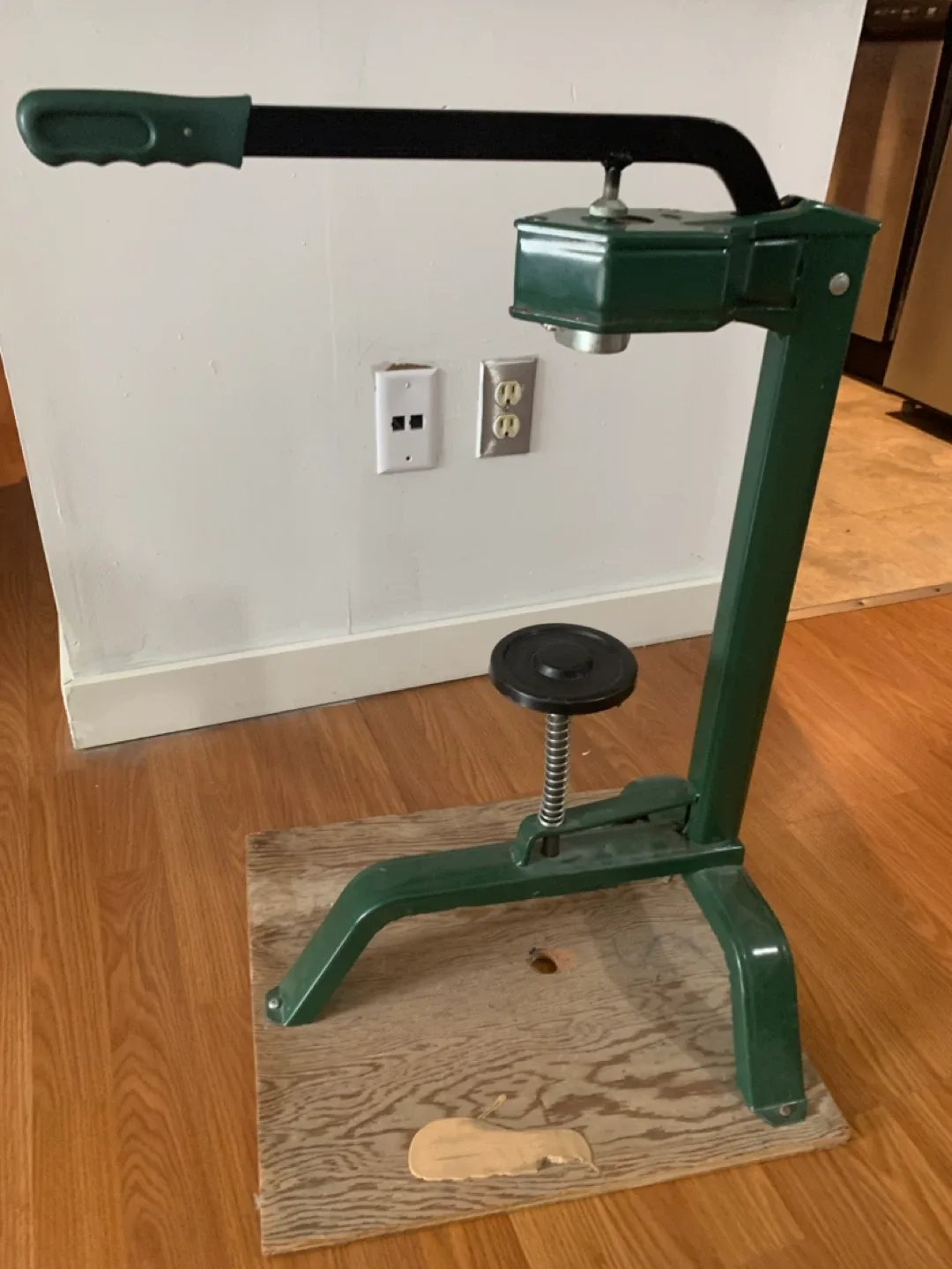 Vintage Green Bottle Capper image indicator(3)