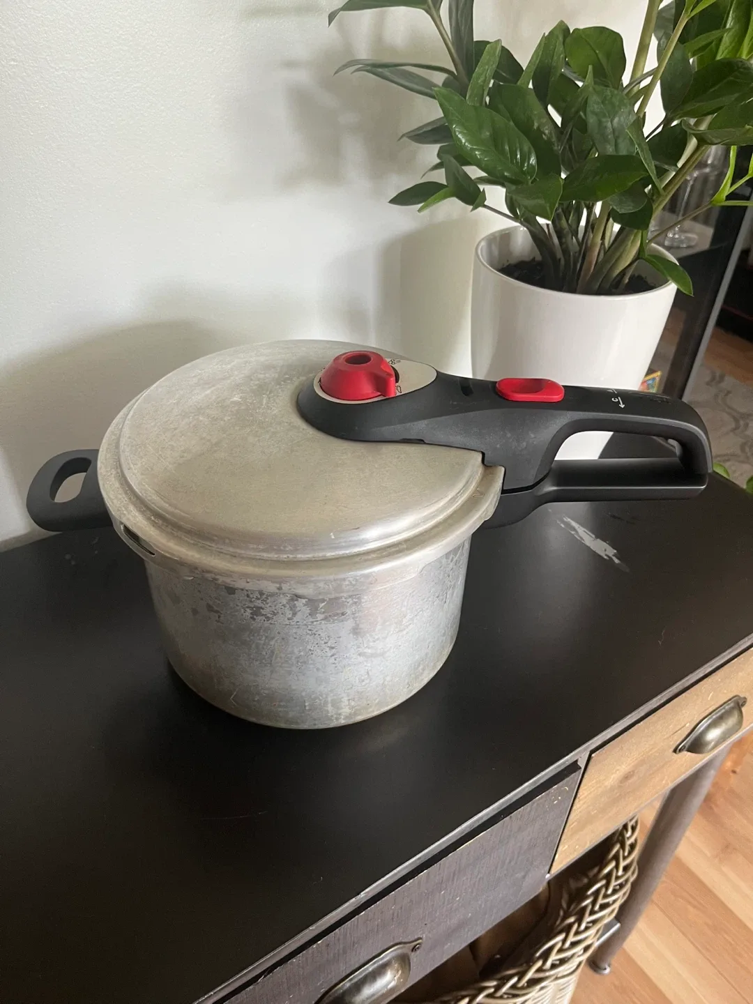 6 Qt Pressure Cooker – Great Condition image indicator(2)