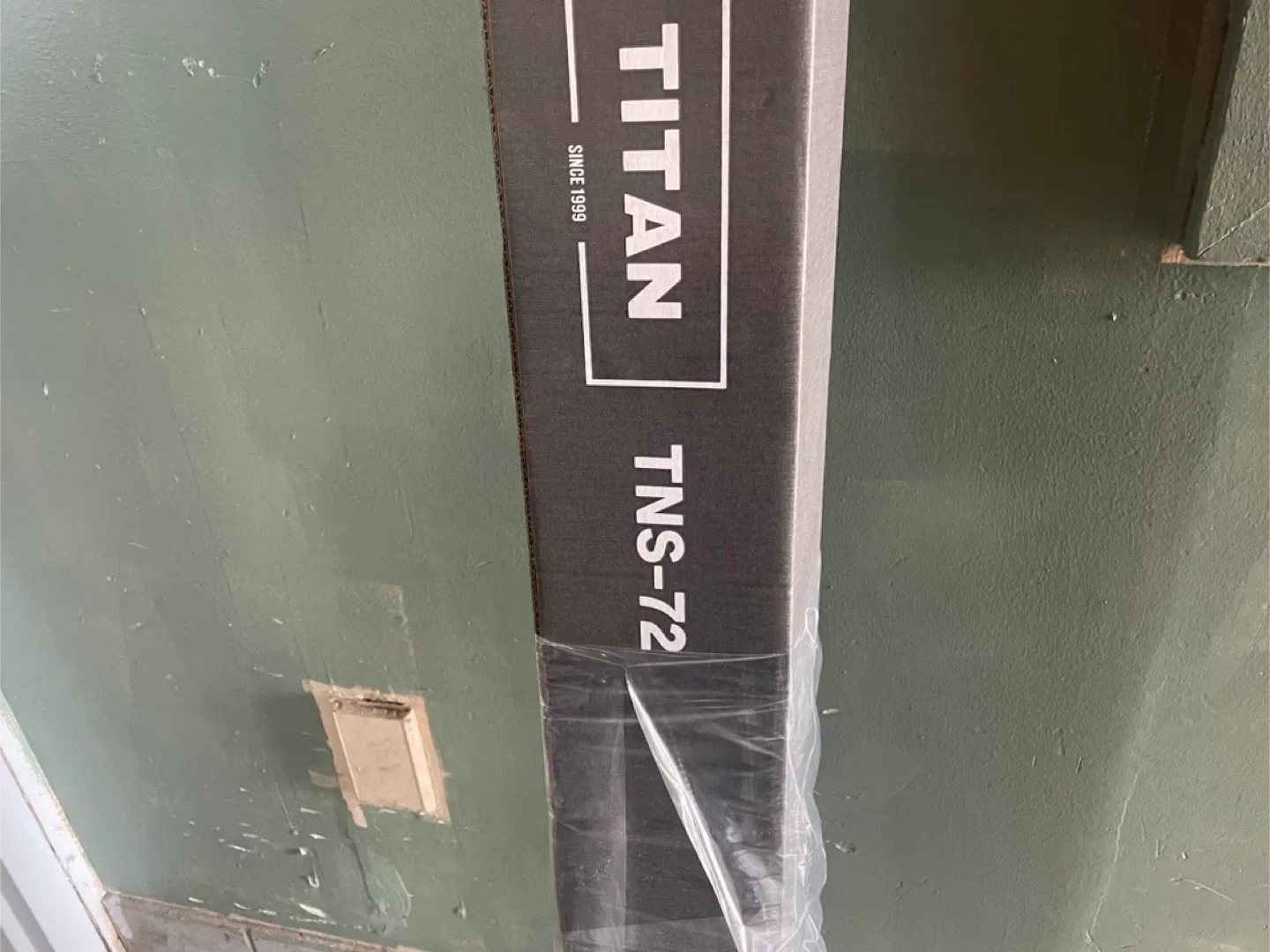 Titan TNS-72 Digital Projector Screen thumbnail