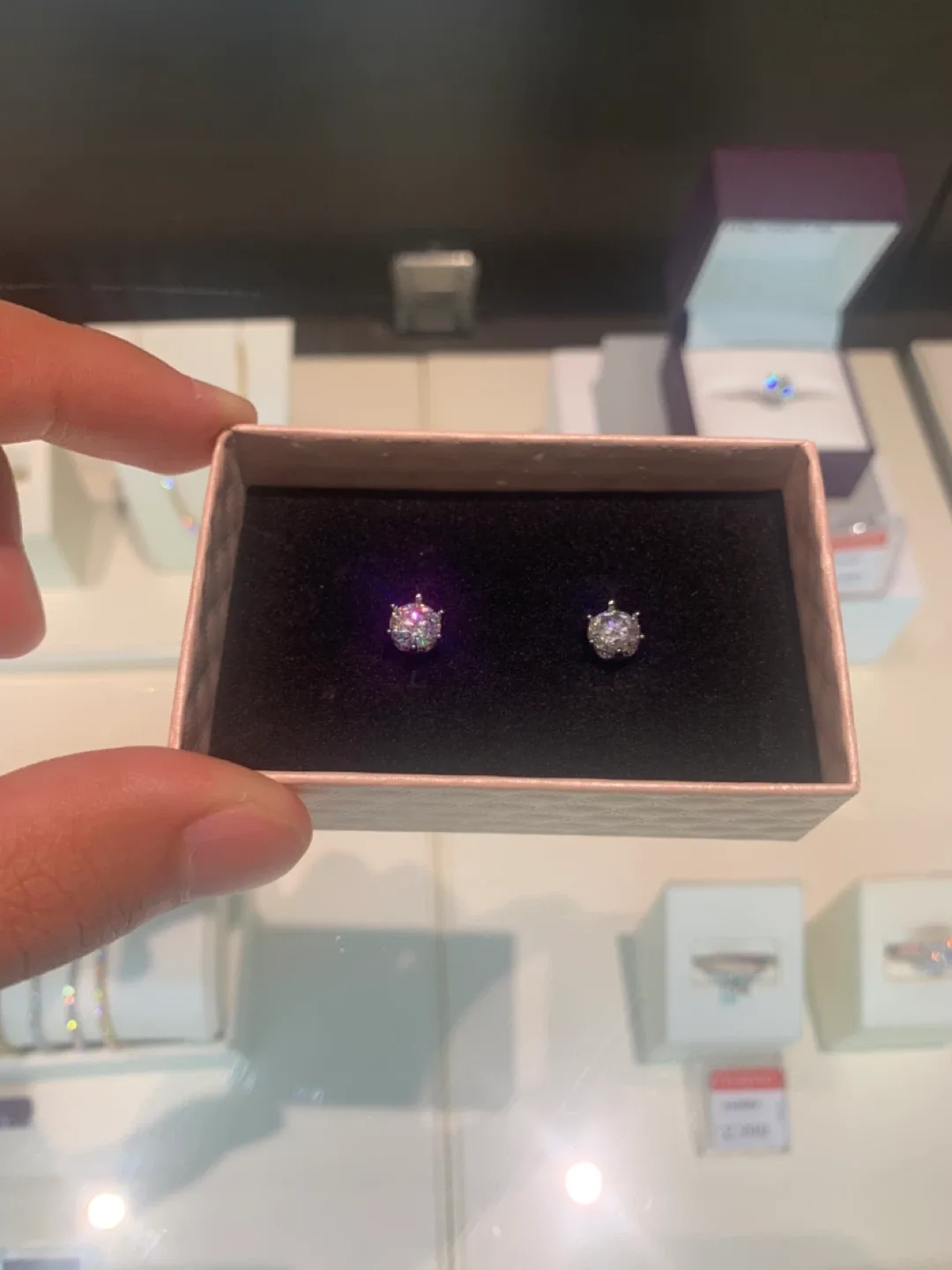 VVS1 Stud Earrings image indicator(4)