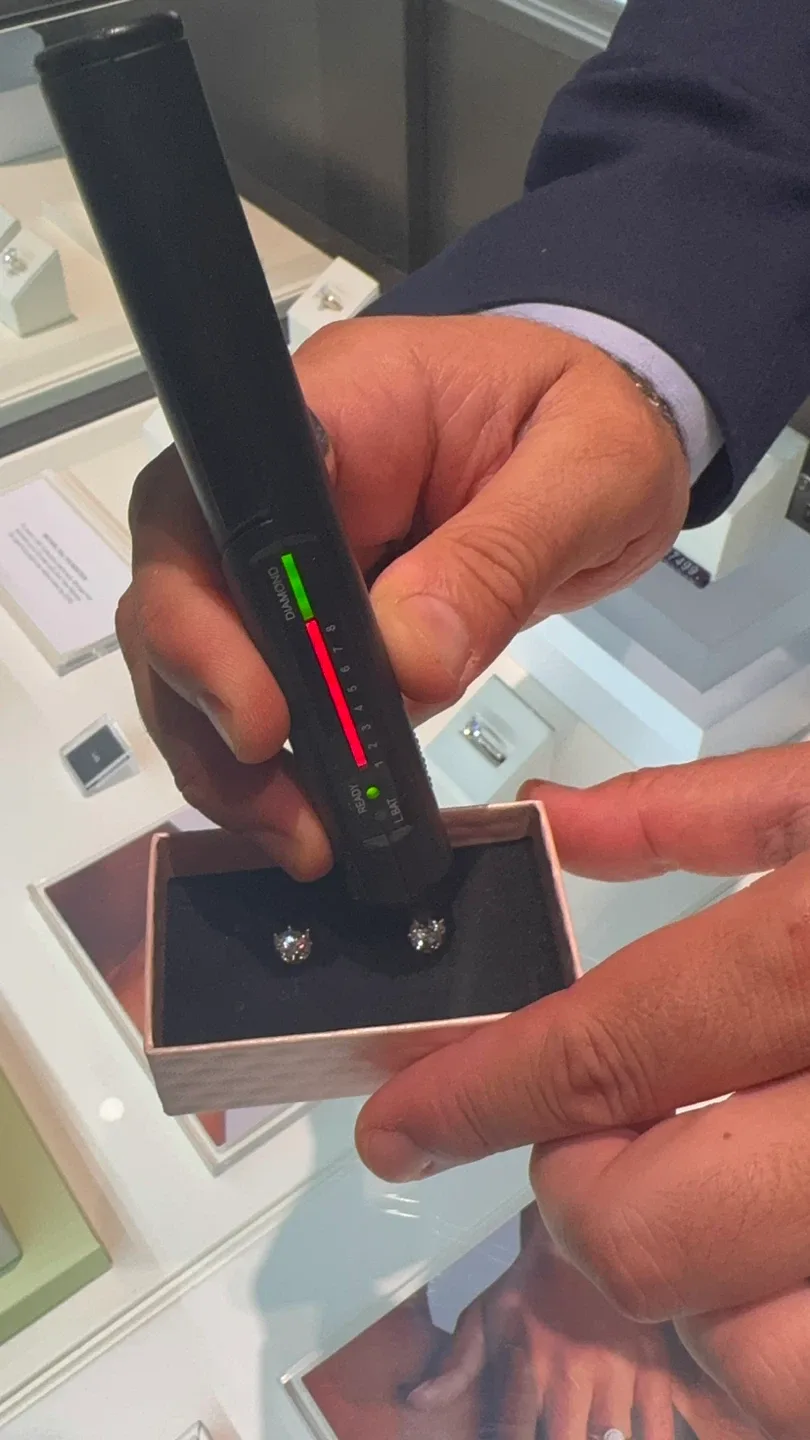 VVS1 Stud Earrings image indicator(2)