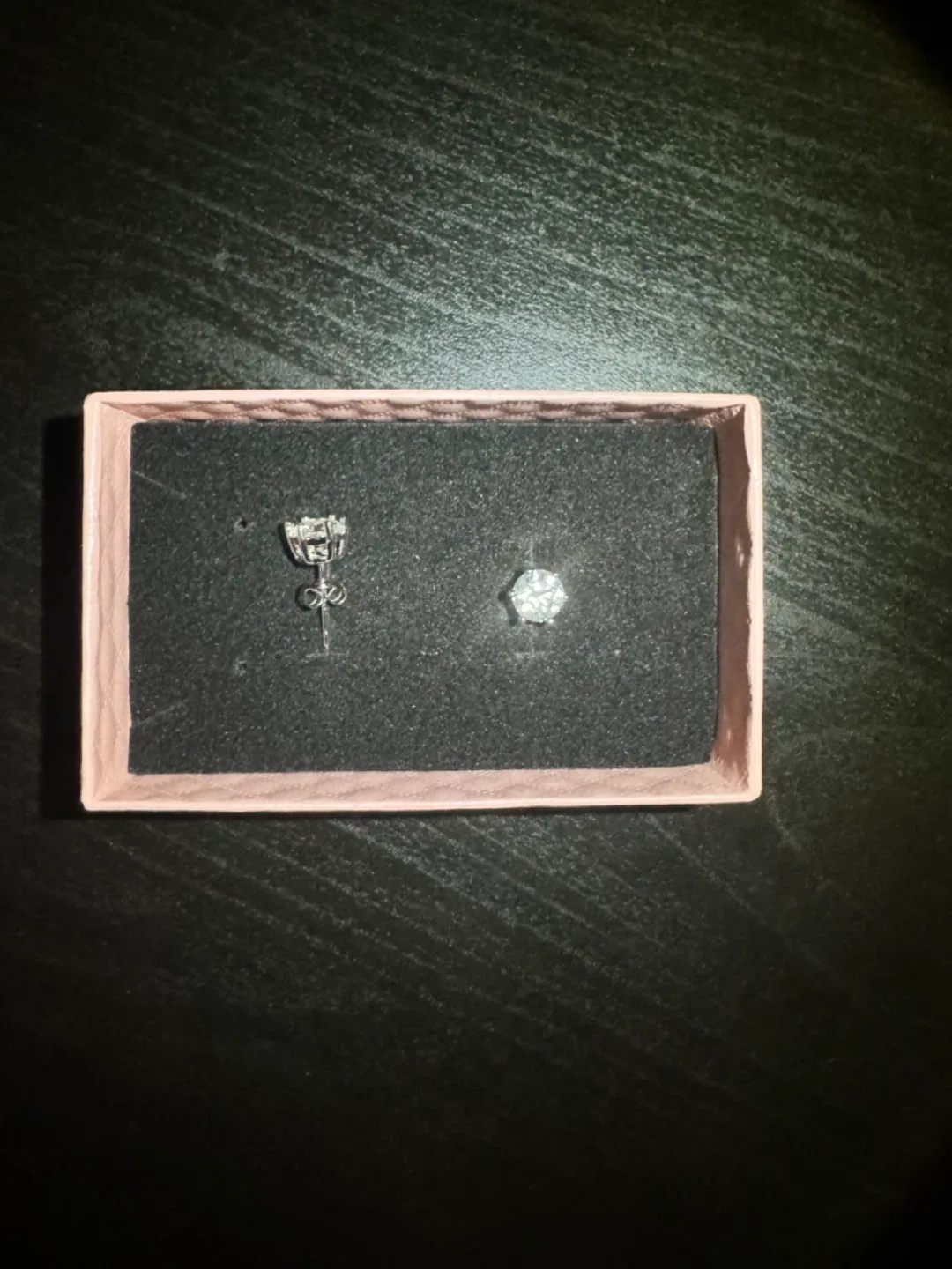 VVS1 Stud Earrings image indicator(3)