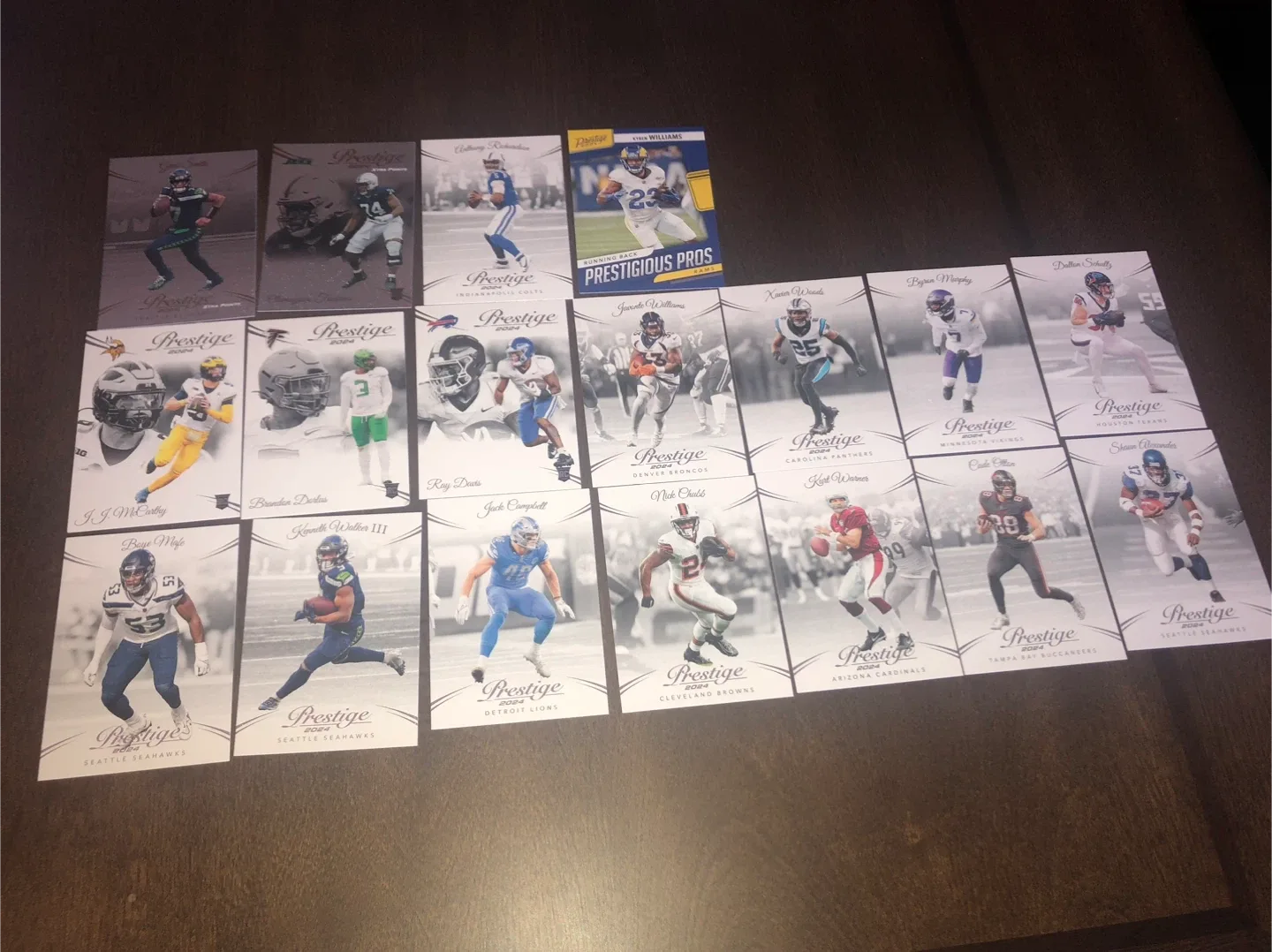 Sports Trading Cards Lot 82 football card. 78 baseball card. image indicator(2)