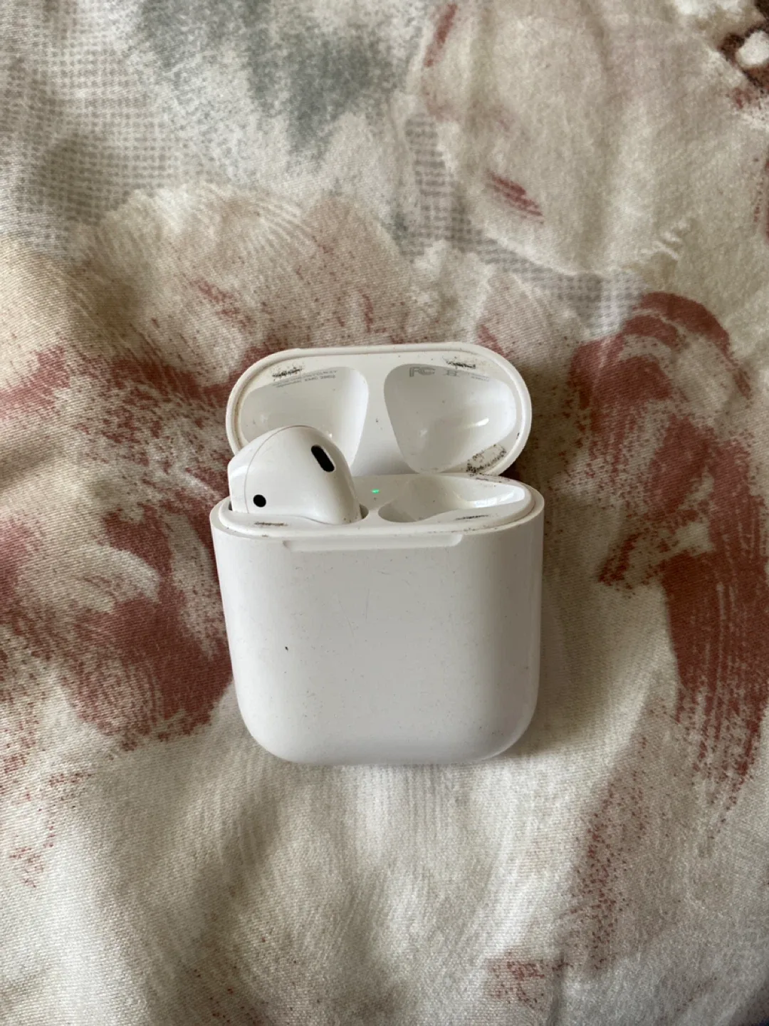 Apple AirPods 2nd Generation with Charging Case image indicator(3)