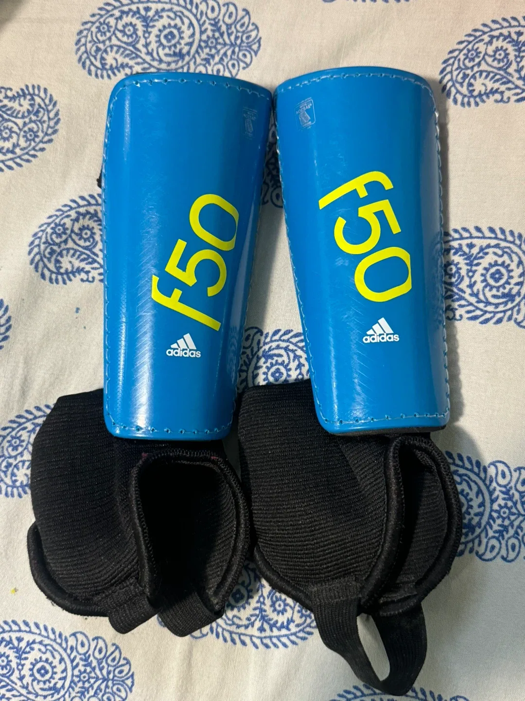 Kids soccer shin guards thumbnail