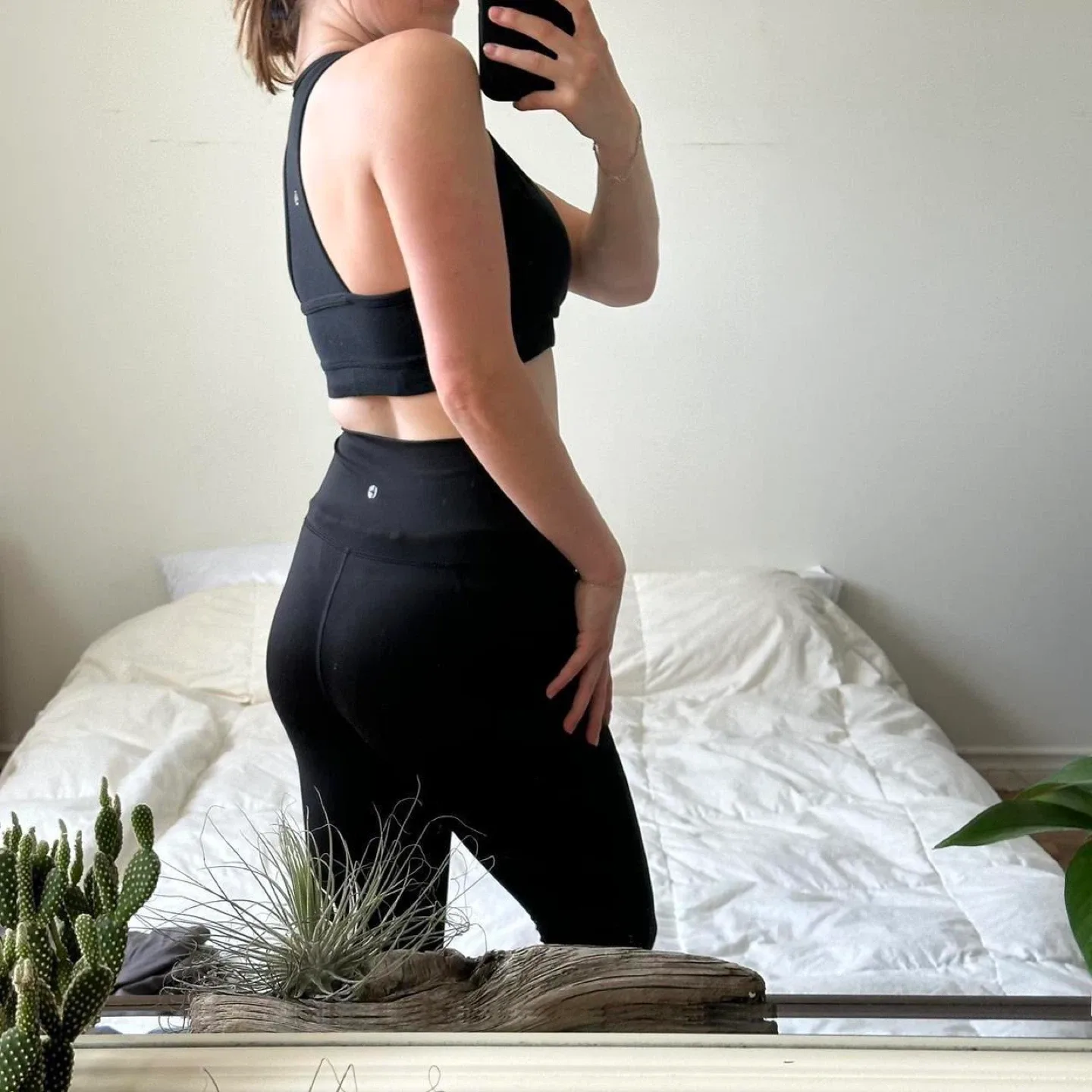 Black leggings with pockets image indicator(2)