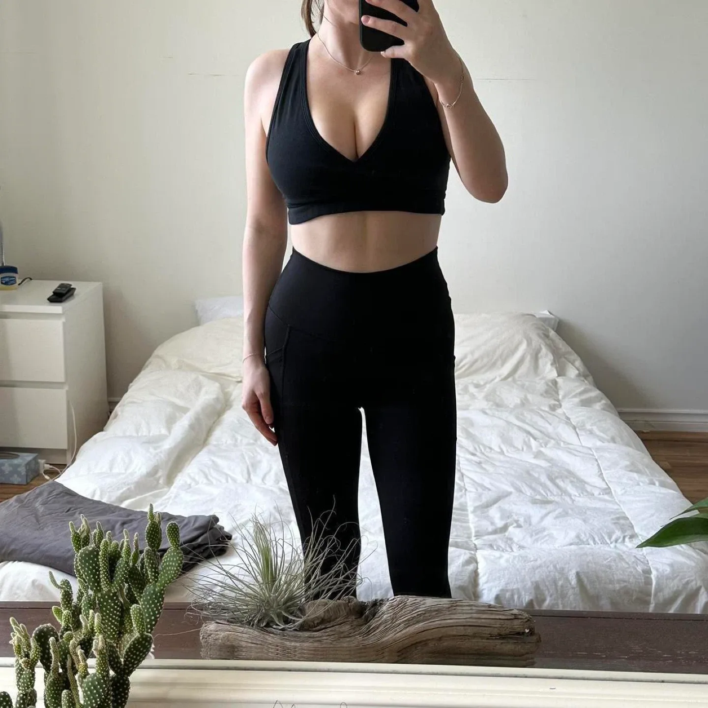 Black leggings with pockets image indicator(4)