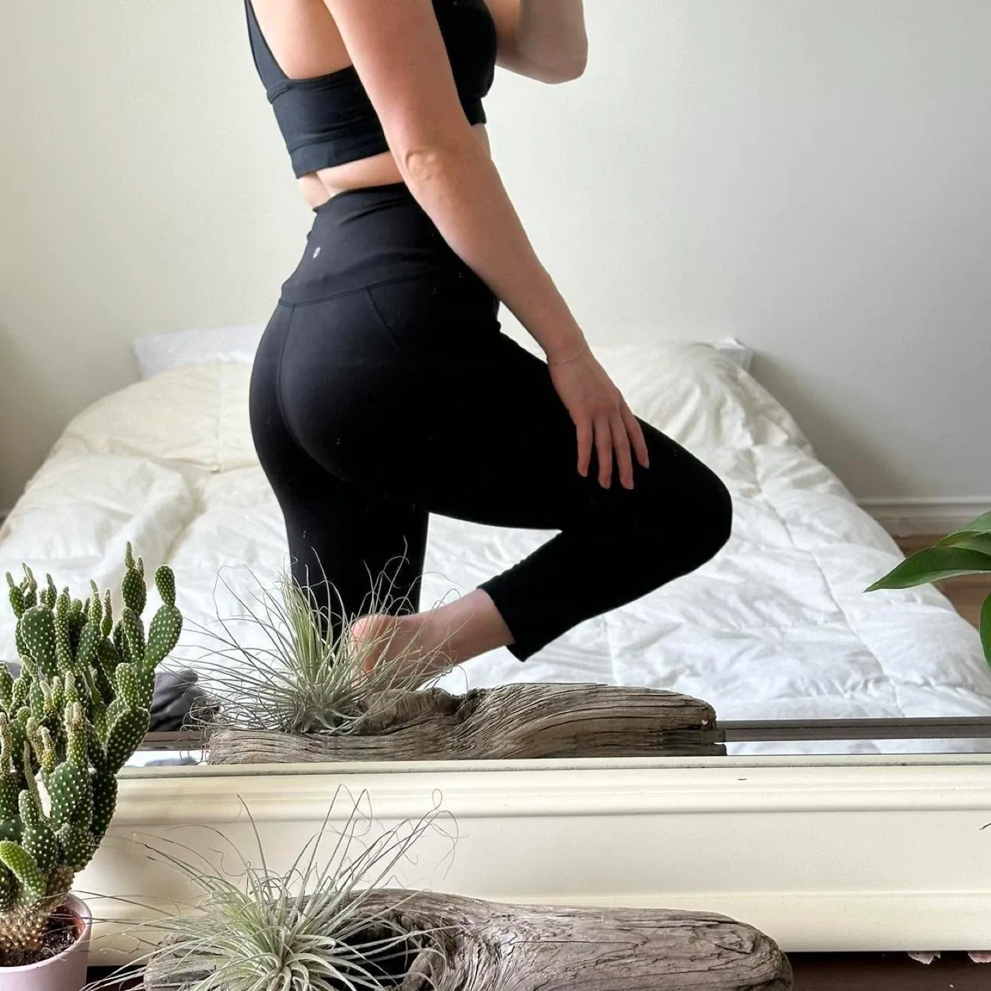 Black leggings with pockets image indicator(6)