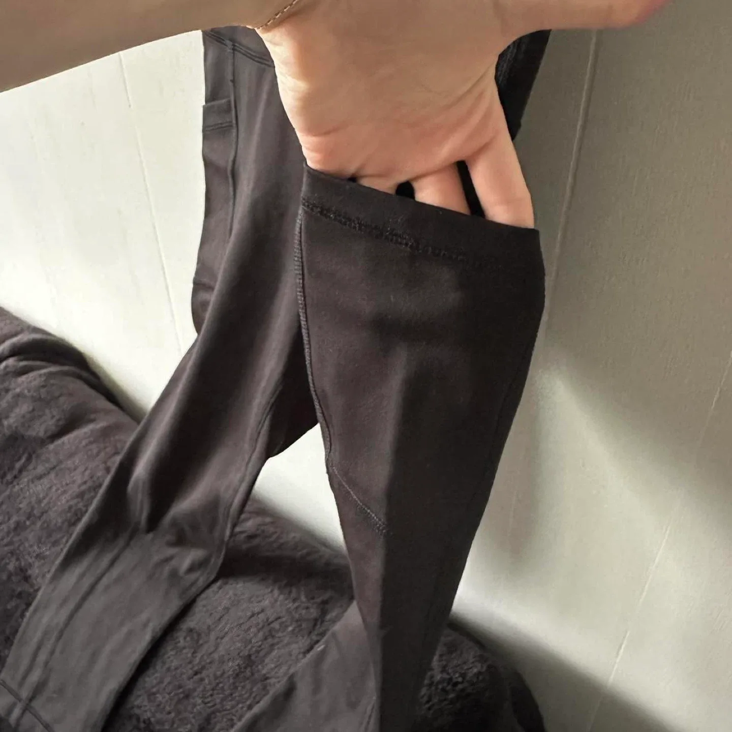 Black leggings with pockets image indicator(8)