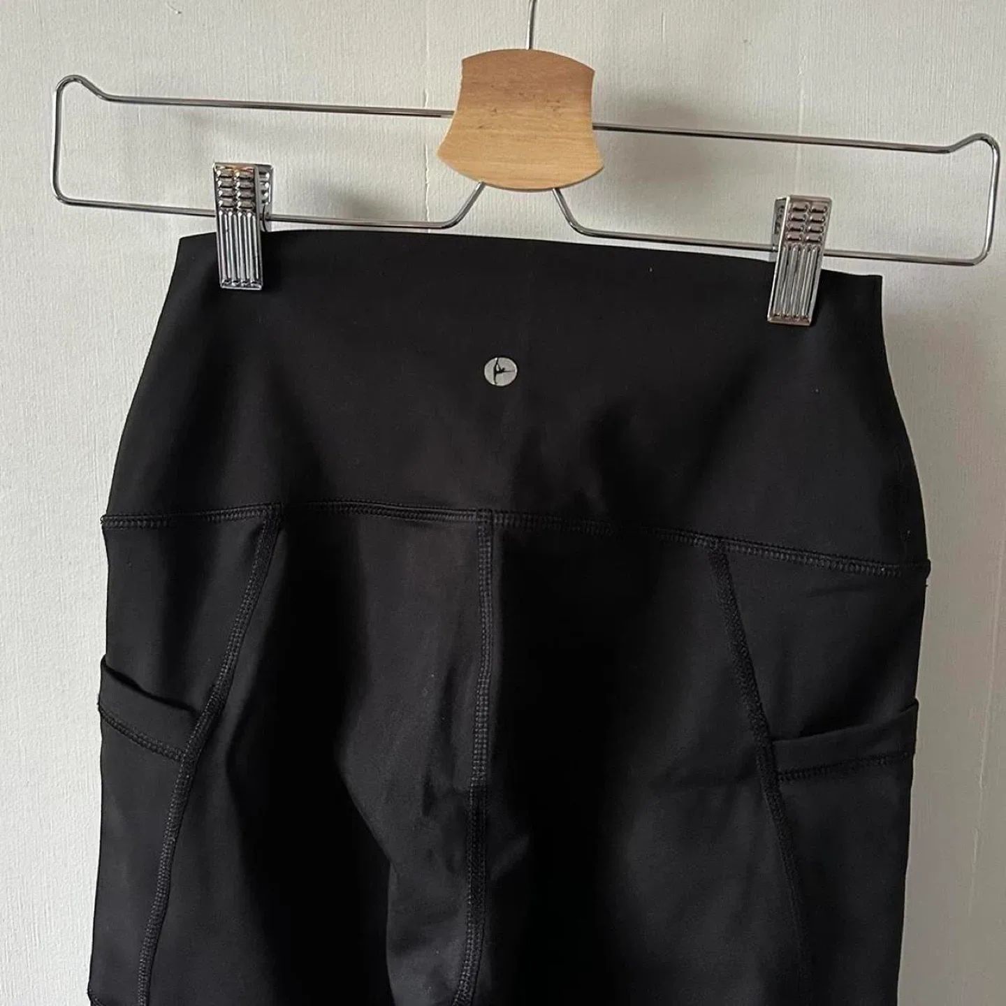 Black leggings with pockets image indicator(7)