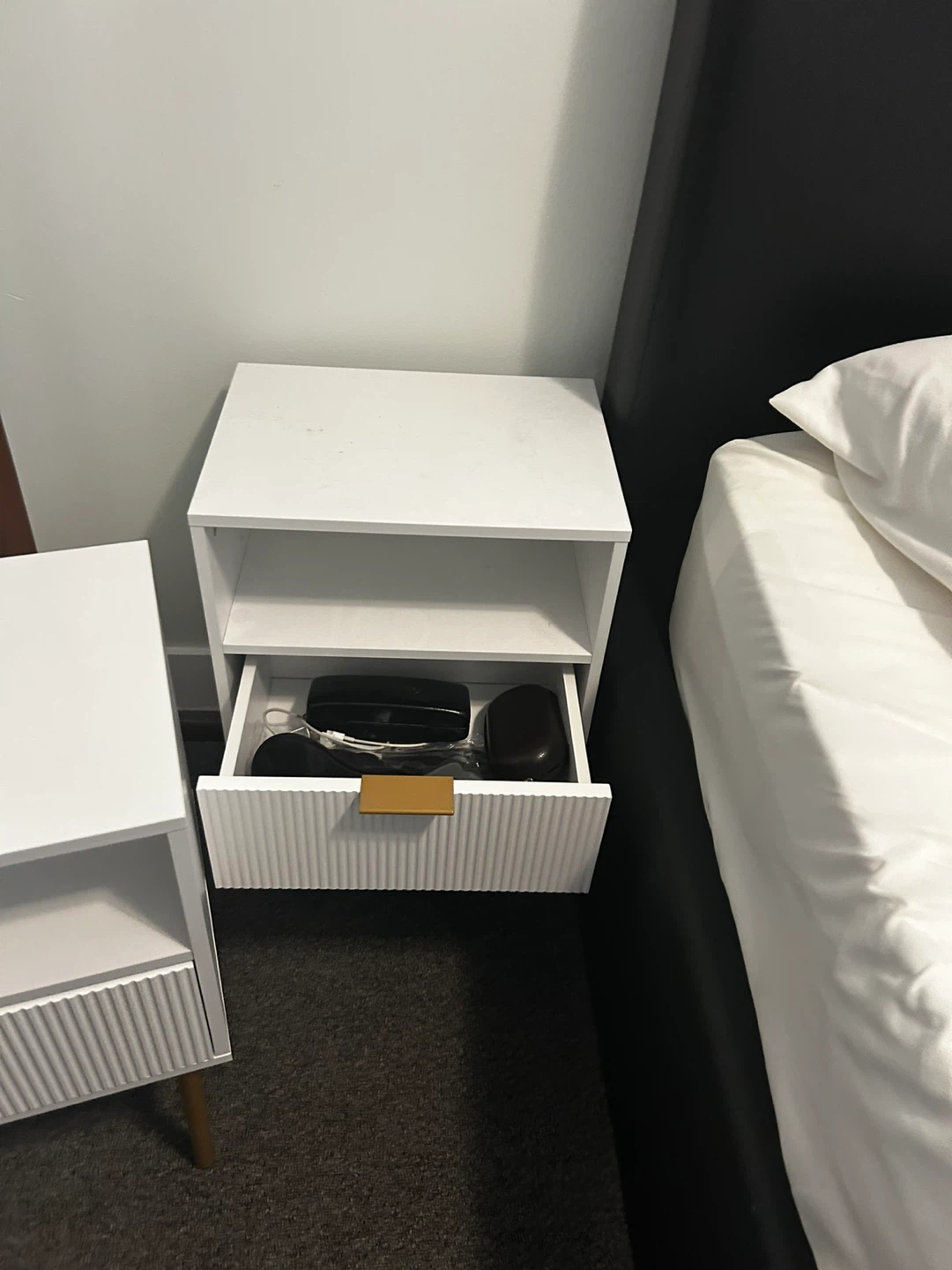 2 White Nightstands with Drawer details in gold - photo 3