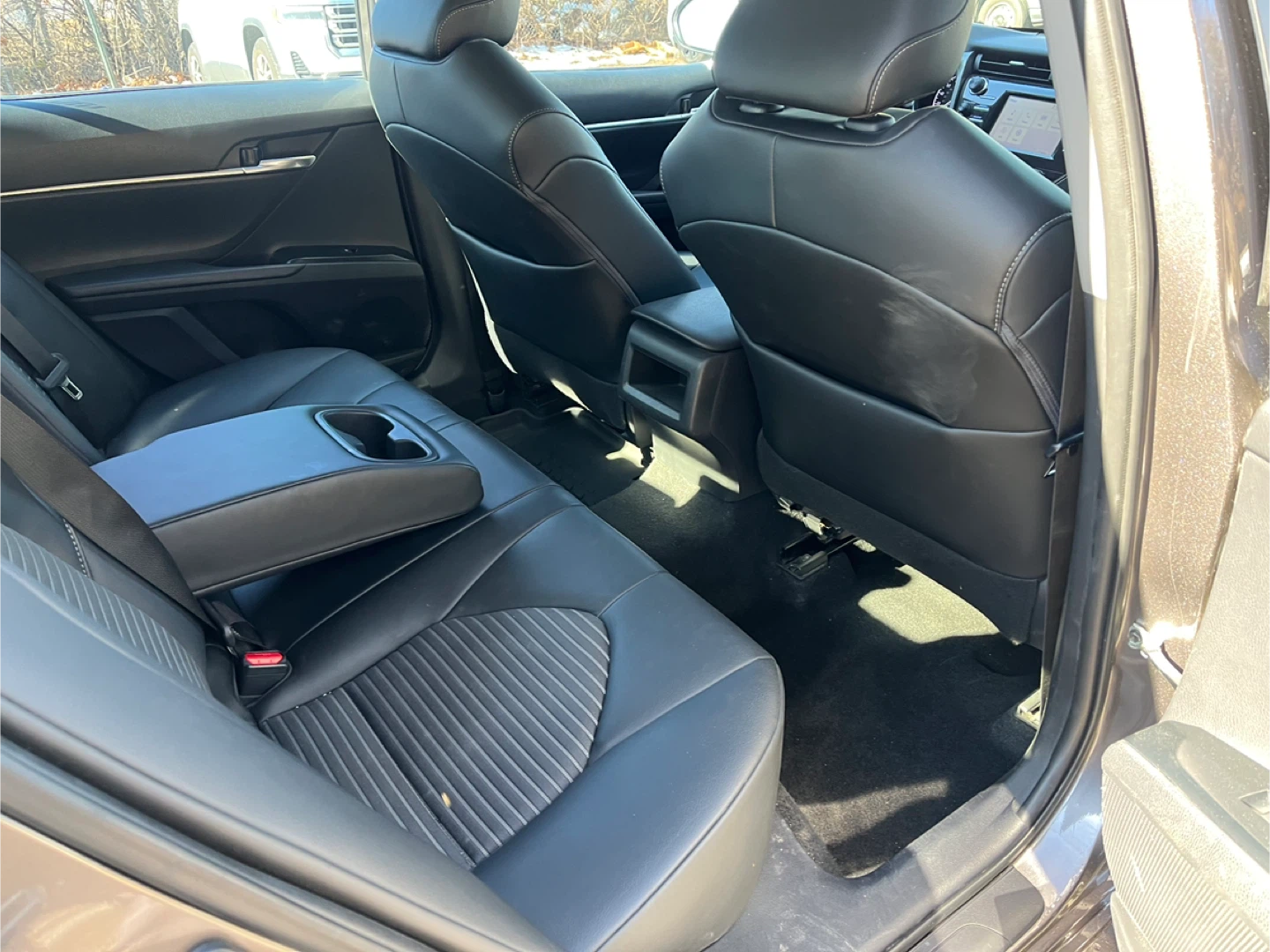 2020 Toyota Camry SE - photo 4