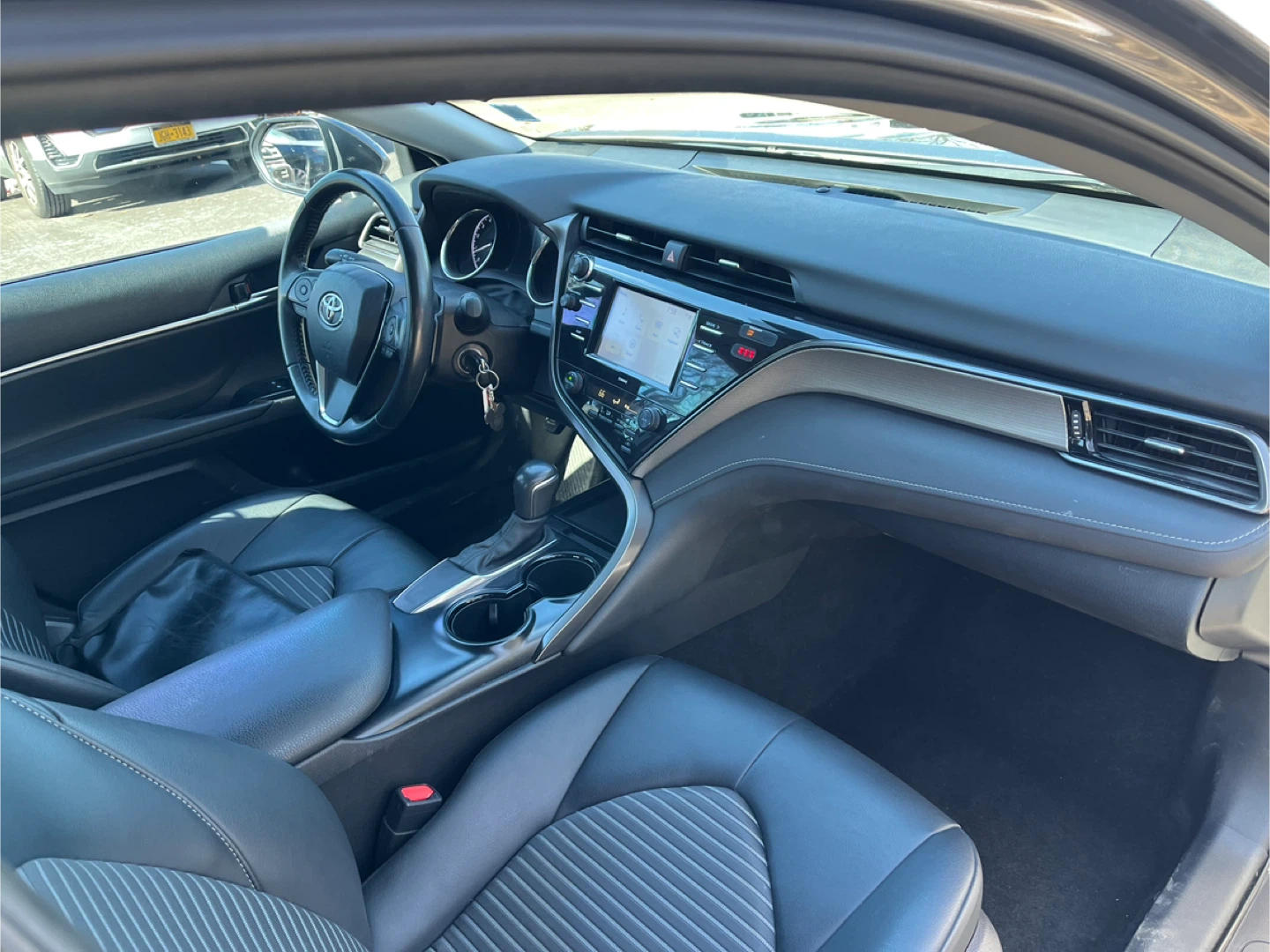 2020 Toyota Camry SE - photo 3