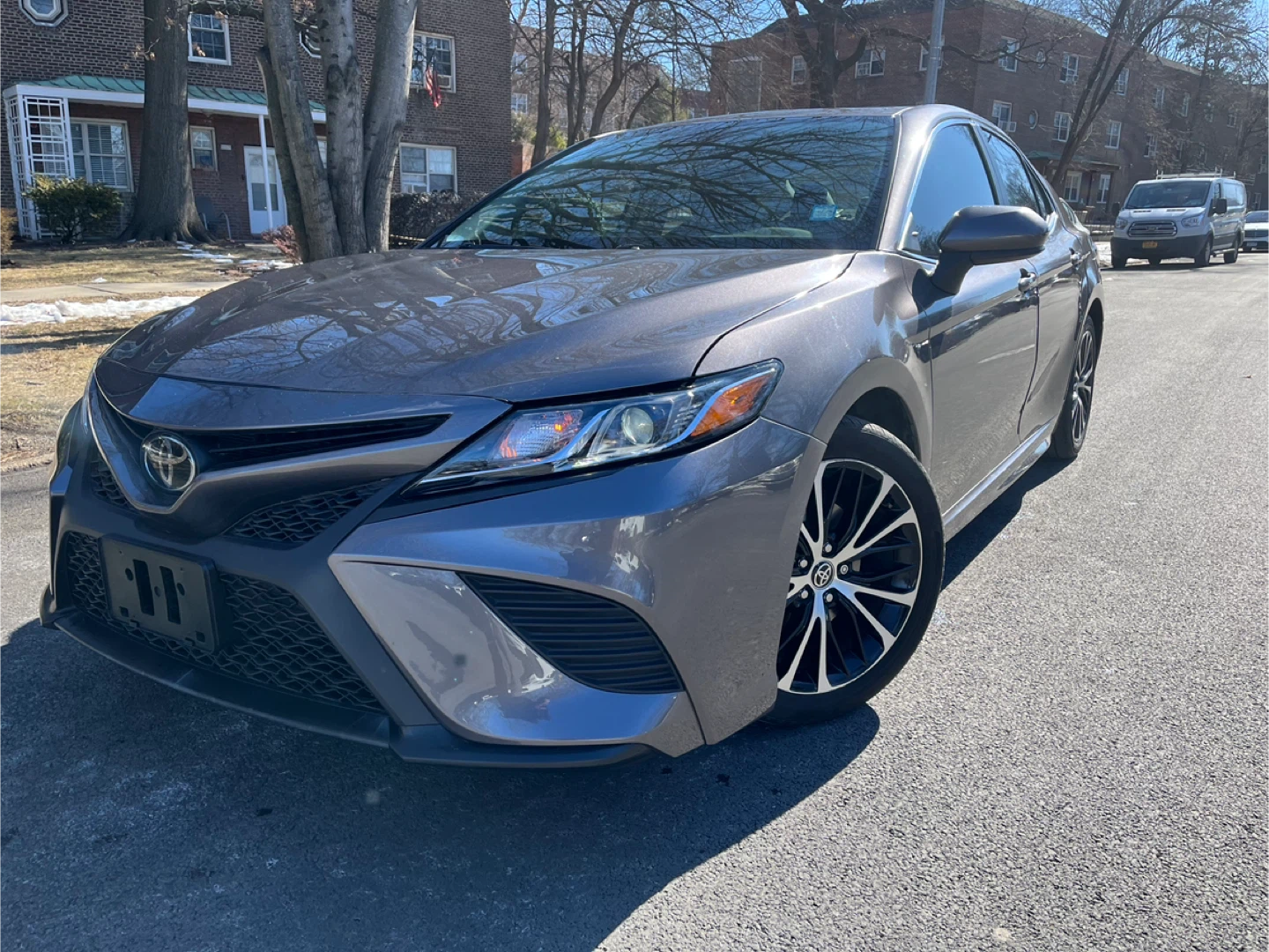 2020 Toyota Camry SE - photo 2
