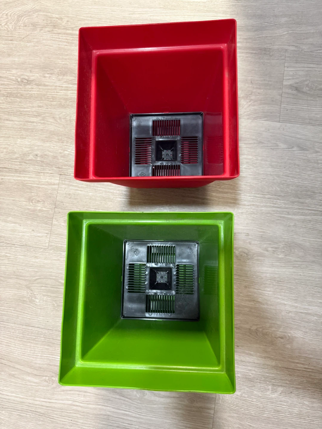 2 Plastic plant pots - photo 2