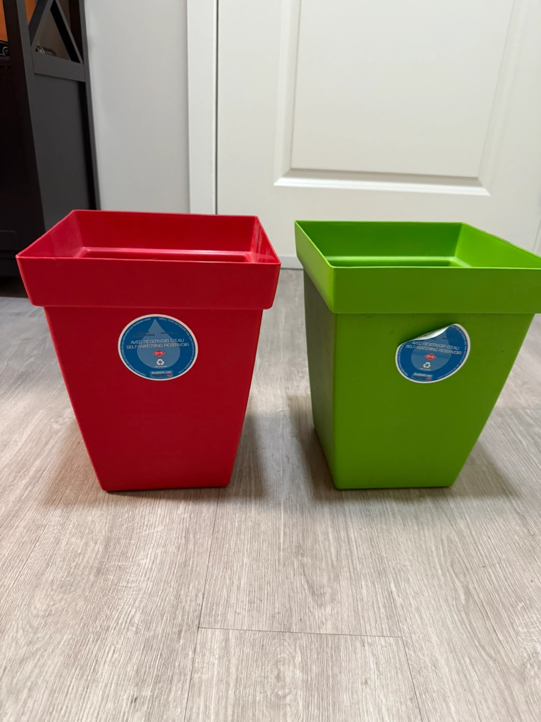 2 Plastic plant pots