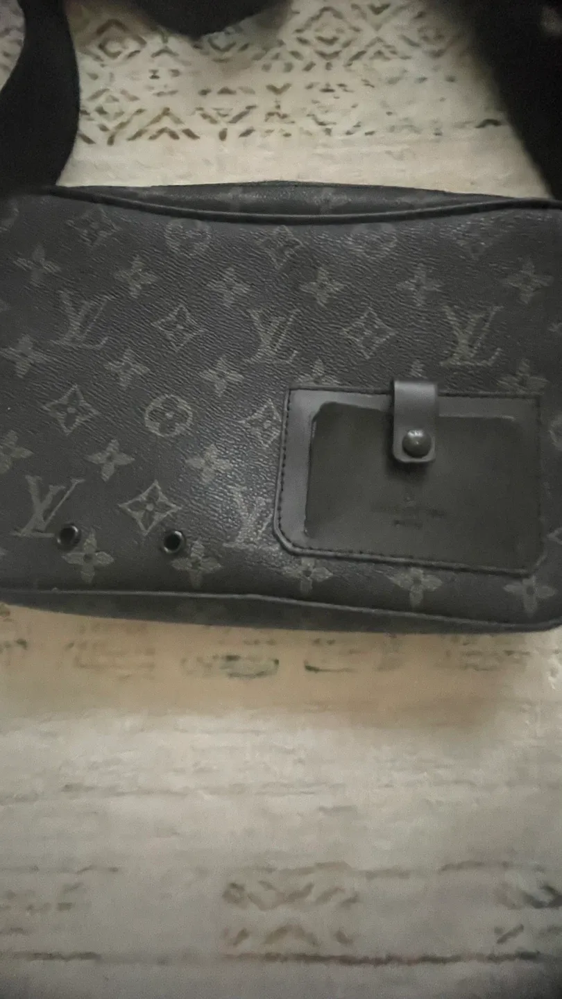 Louis Vuitton District PM NV2 image indicator(3)