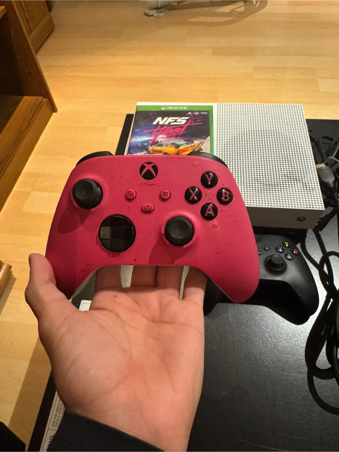 Xbox One S Console with Controller image indicator(4)