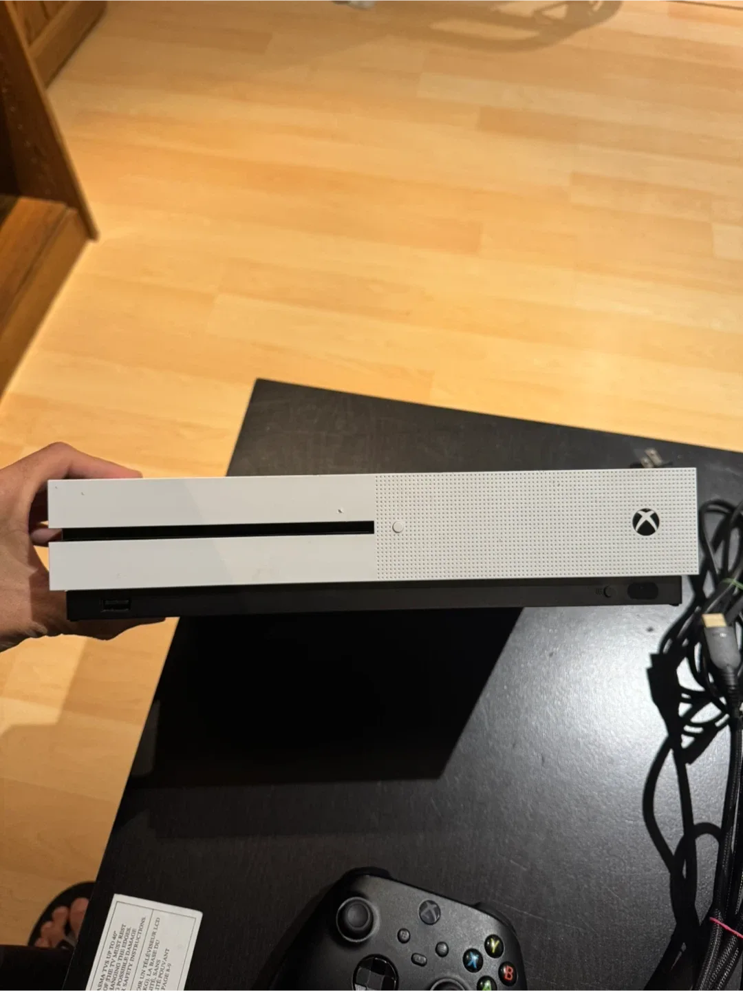 Xbox One S Console with Controller image indicator(2)