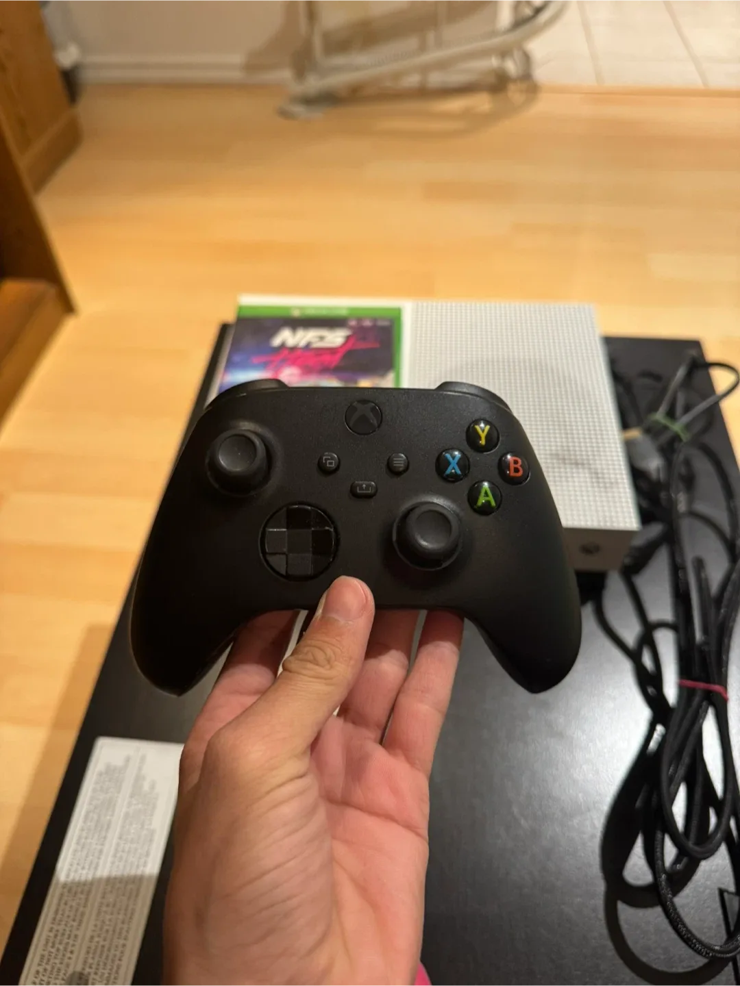 Xbox One S Console with Controller image indicator(3)