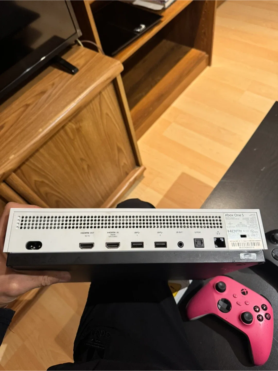 Xbox One S Console with Controller image indicator(5)