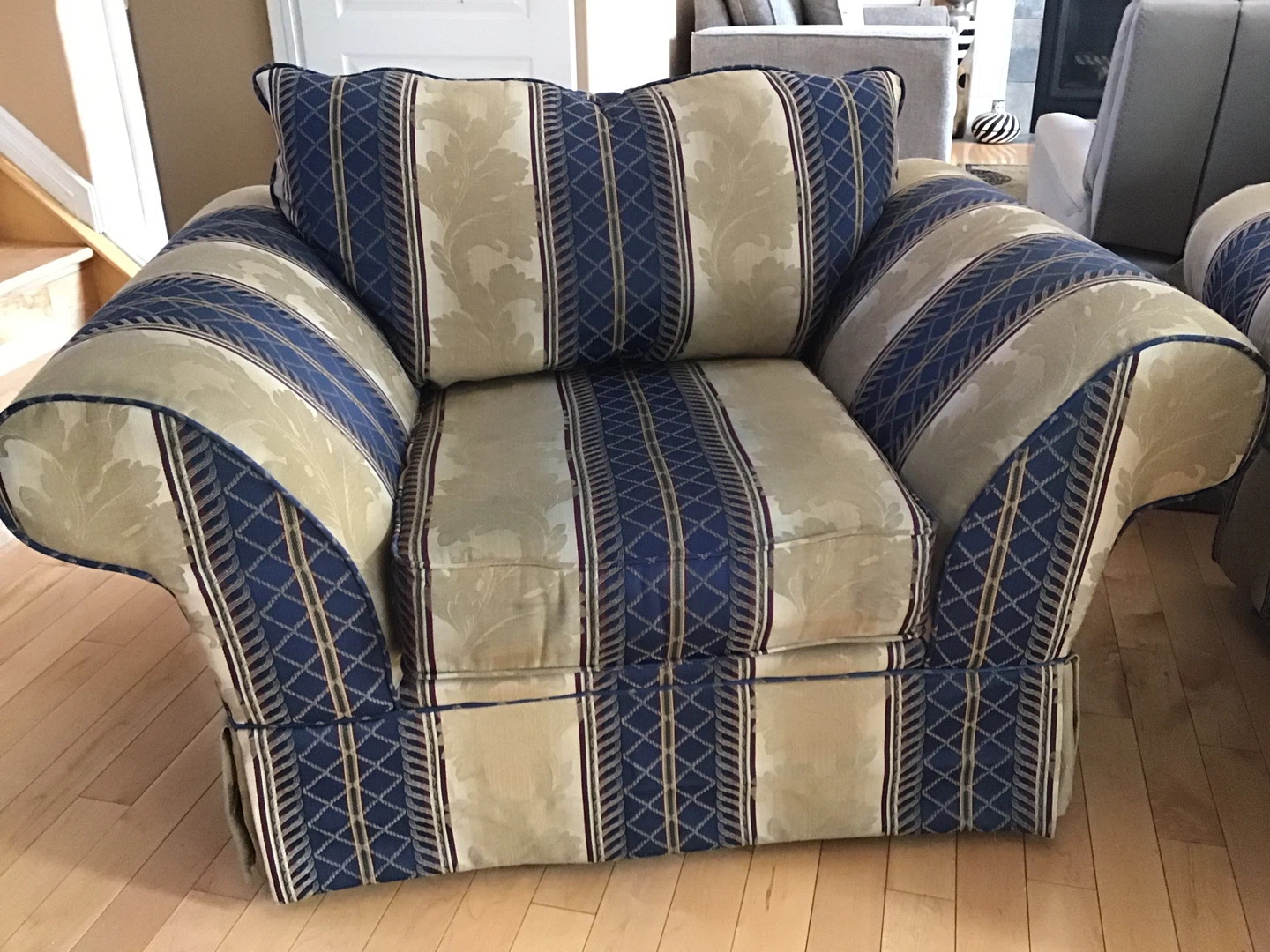 LAST CHANCE! Striped Sofa,Loveseat  and chair set - photo 3