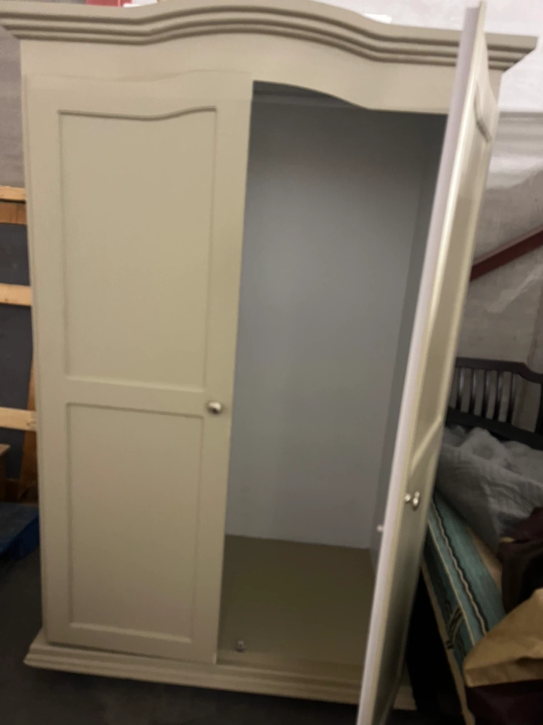 Cream-coloured Wardrobe - photo 3
