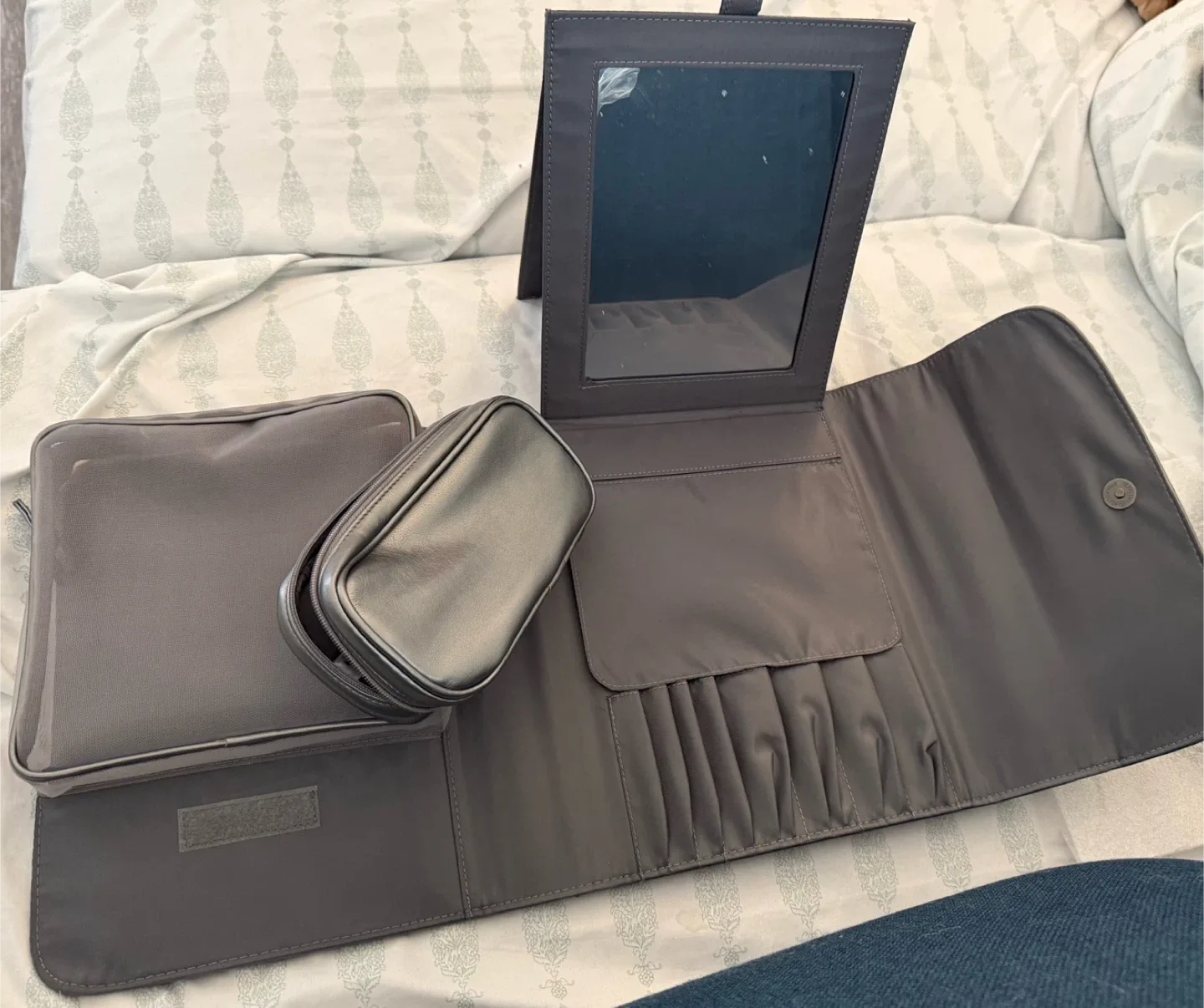 Dior Beauty Makeup Brush Case - Gray image indicator(4)