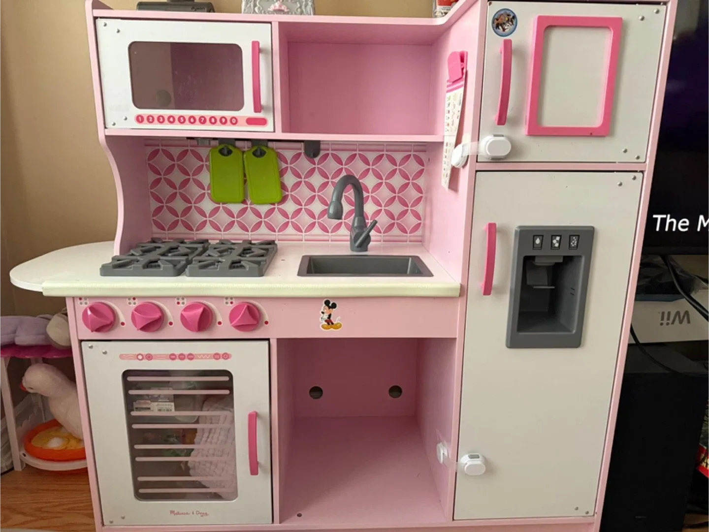 Melissa & Doug Pink Wooden Play Kitchen image indicator(2)